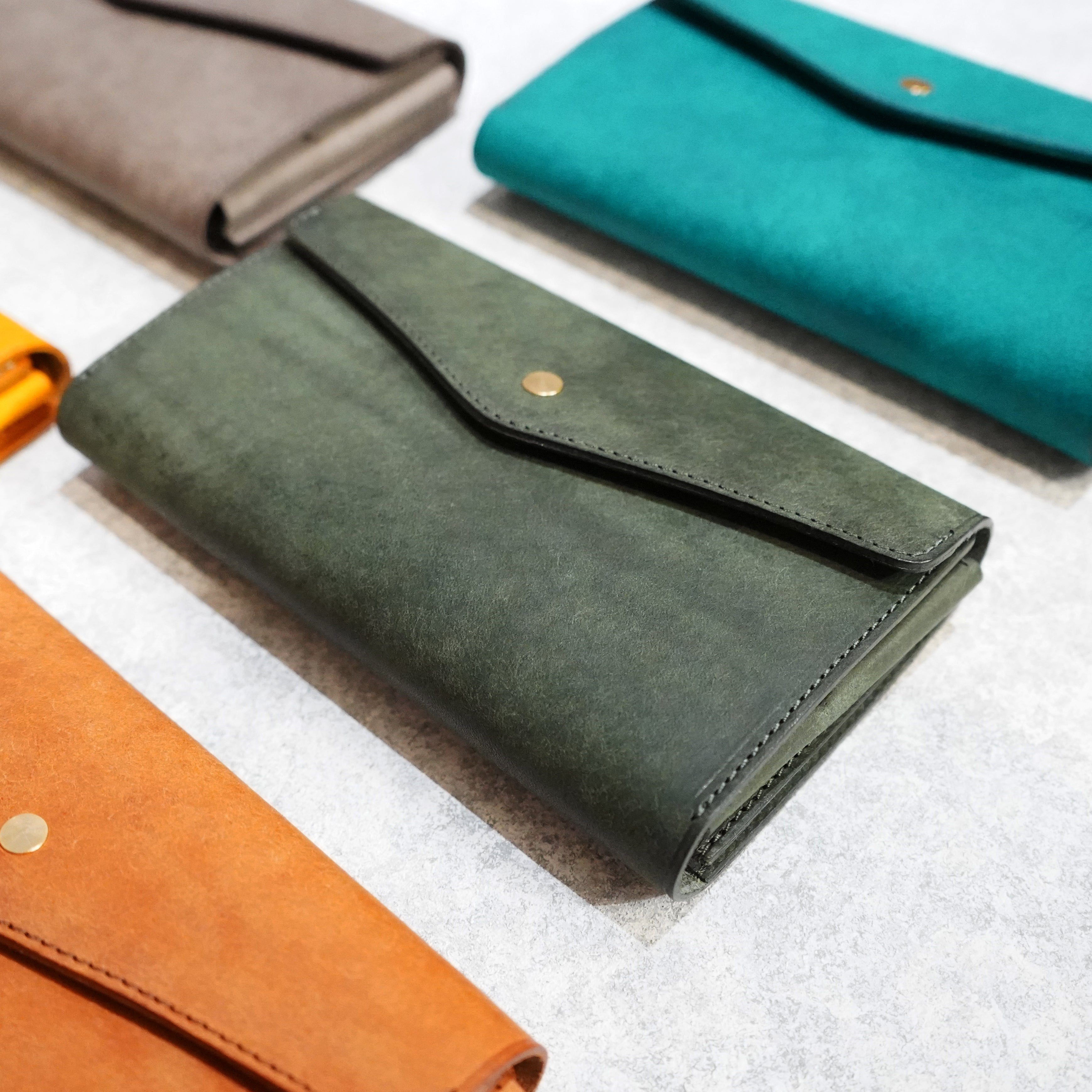 スタンドアップウォレットの新色グリーンが入荷。販売スタートしました!