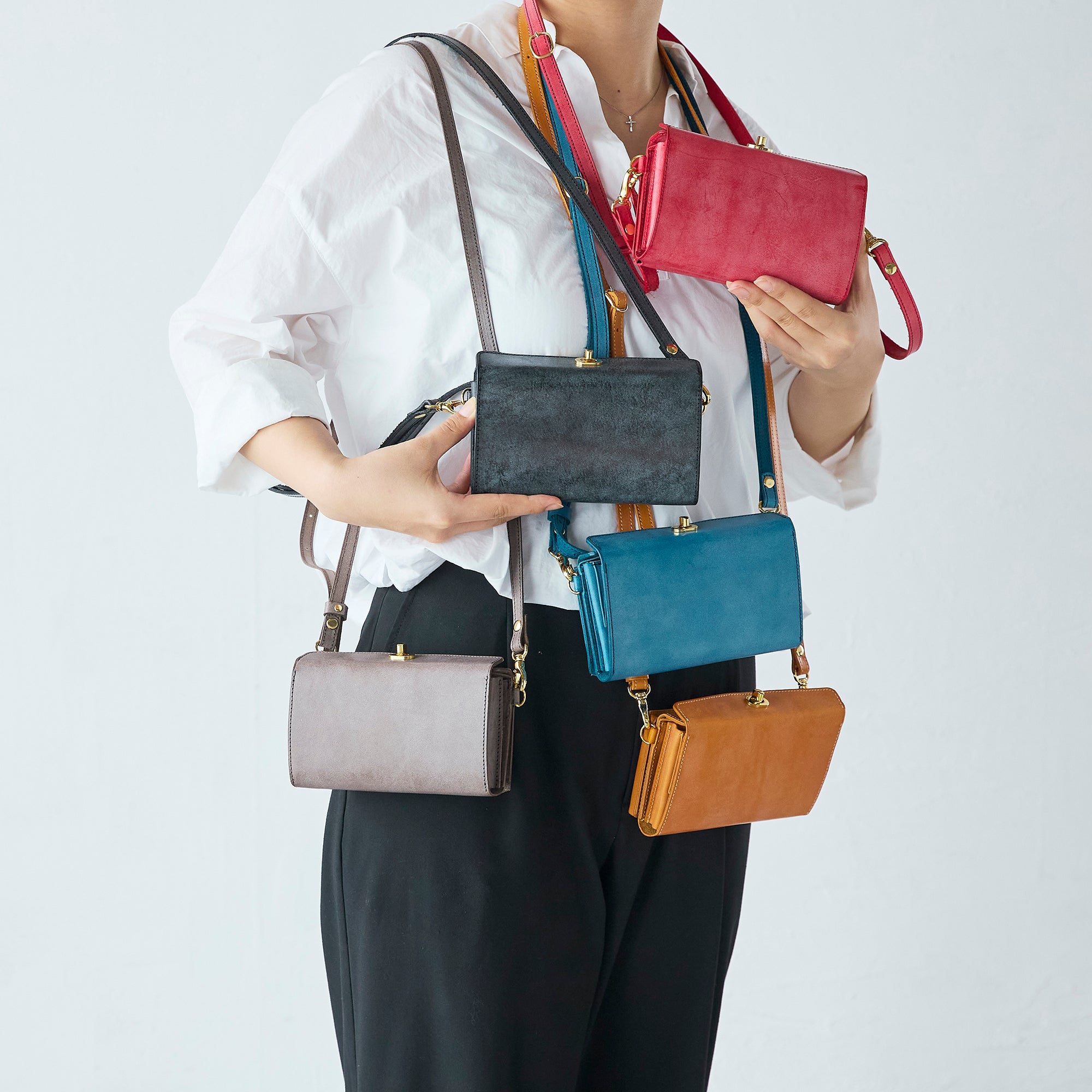 コンパクトにおでかけ!『1秒ショルダー®︎wallet』 秒でサクッと、片手だけでお支払い!スマホも入る!小さく速いお財布ショルダー