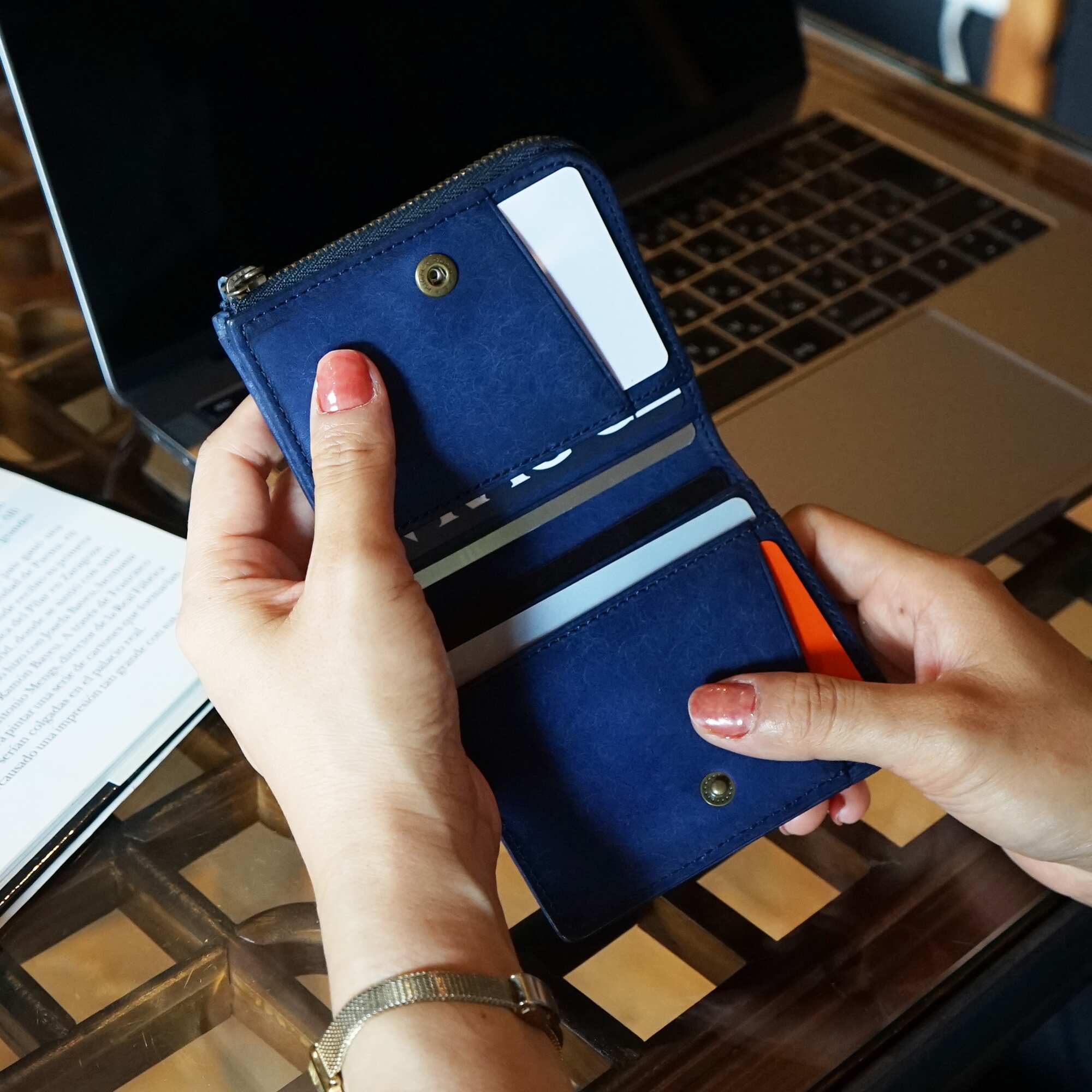 クイックなお支払いを追求した、オールインワン コンパクトLファスナー2つ折り財布 micro wallet LF /graffi(マイクロウォレットLF / グラフィー)