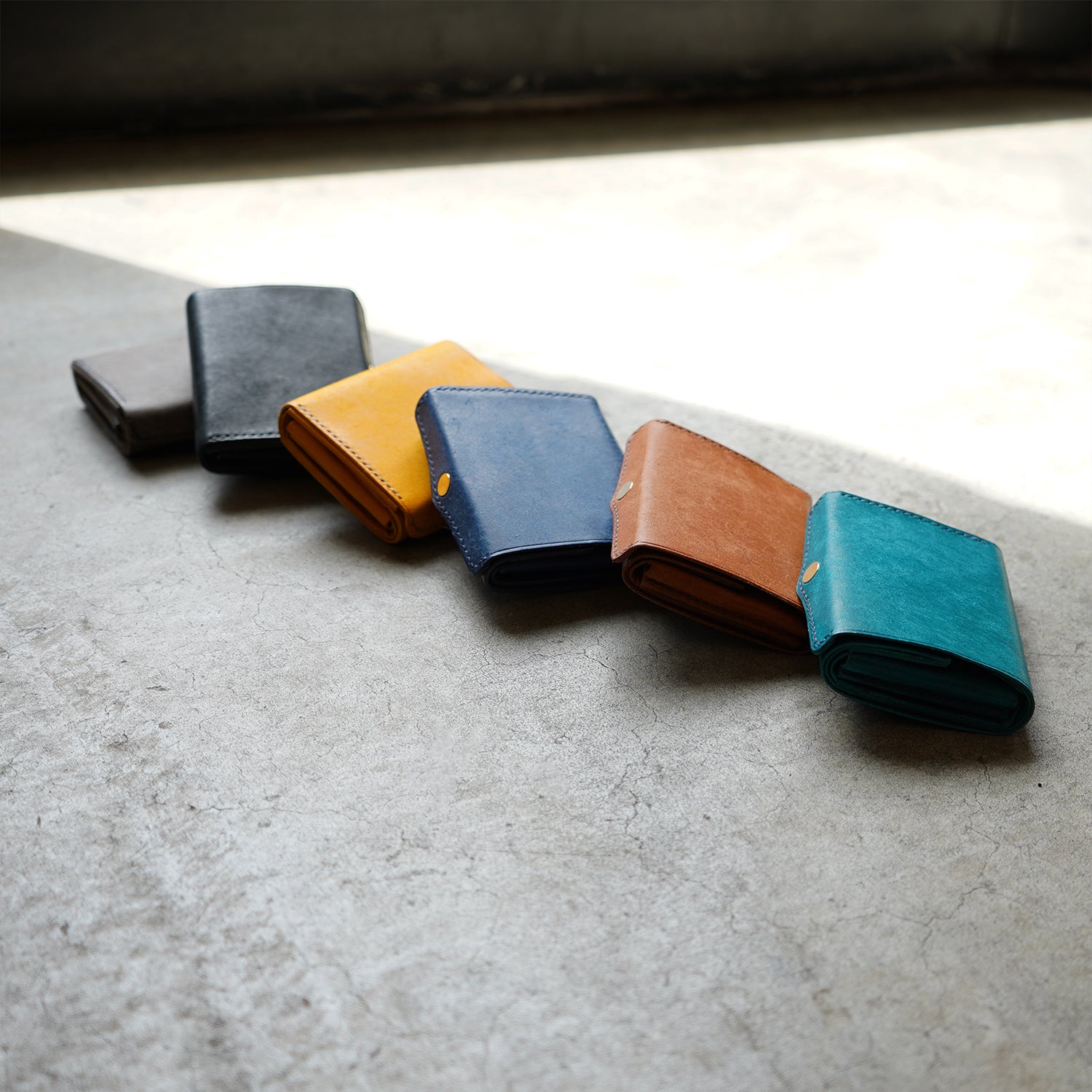 圧倒的な携行性!カードサイズの極小三つ折り財布『timik ティミック』