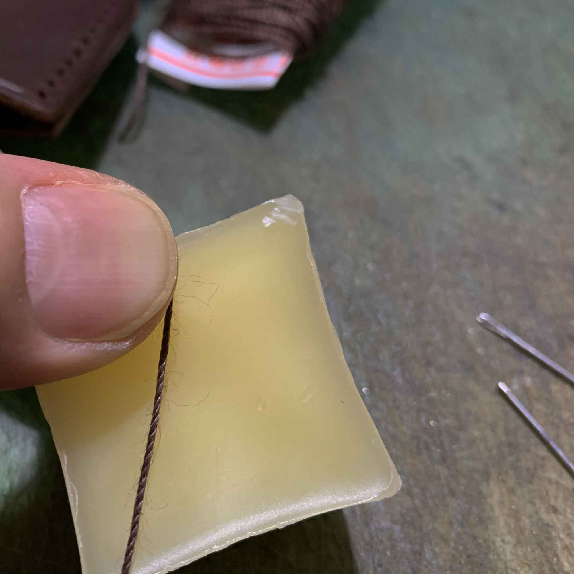 ペントレイのように使える tenui-手縫い イタリアンレザースリムペンケース ROLIA graffi(ローリア/ グラフィー)