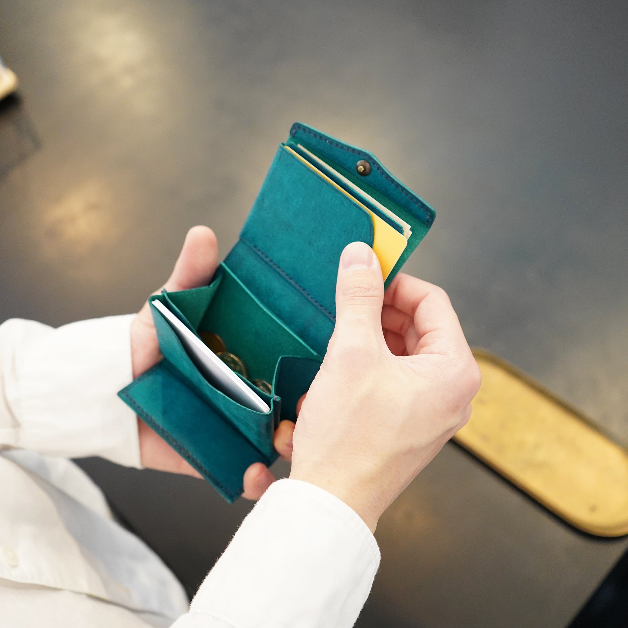 圧倒的な携行性!カードサイズの極小三つ折り財布『timik ティミック』