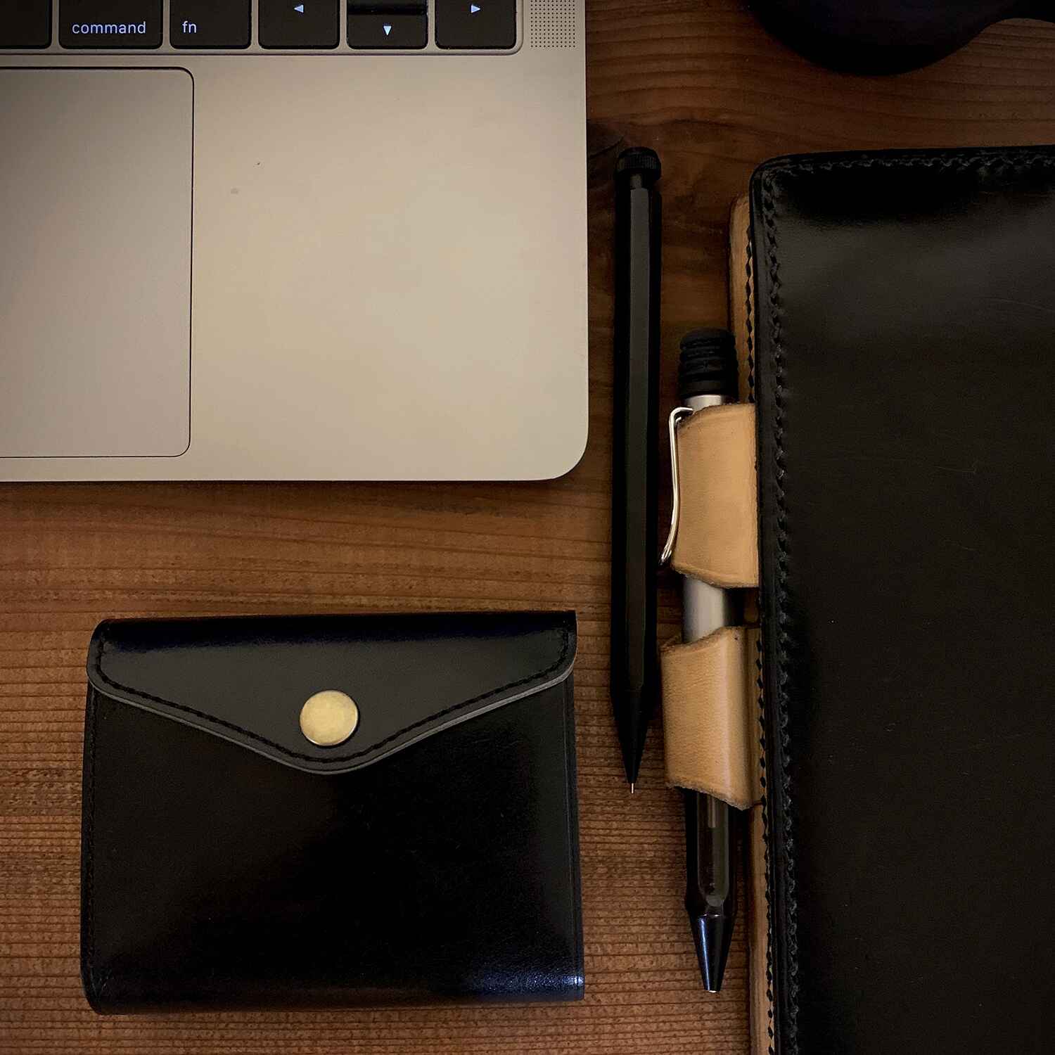 小さくても驚きの使い勝手と収納力!便利な見開きタテ持ち micro wallet / bleed(マイクロウォレット / ブリード)