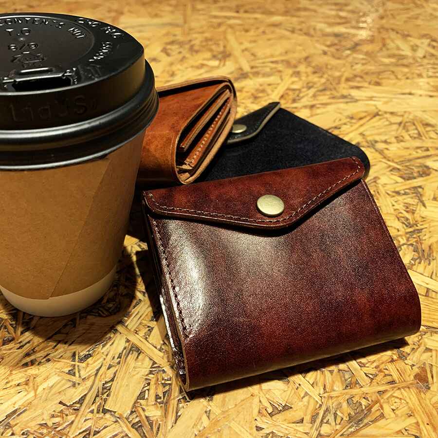 小さくても驚きの使い勝手と収納力!便利な見開きタテ持ち micro wallet / bleed(マイクロウォレット / ブリード)