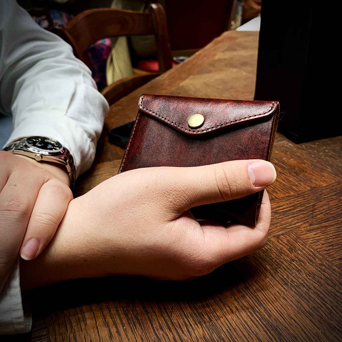 小さくても驚きの使い勝手と収納力!便利な見開きタテ持ち micro wallet / bleed(マイクロウォレット / ブリード)