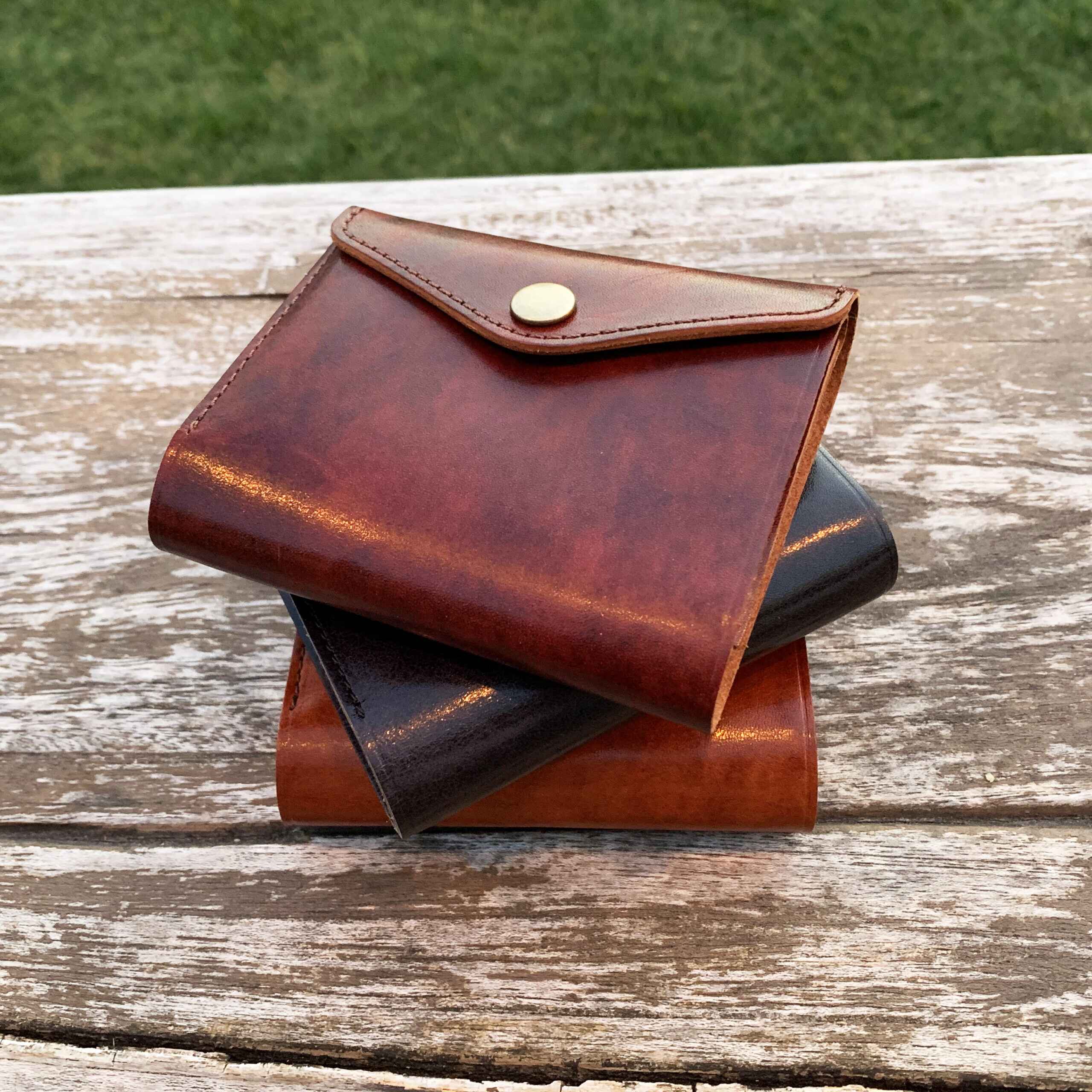 小さくても驚きの使い勝手と収納力!便利な見開きタテ持ち micro wallet / bleed(マイクロウォレット / ブリード)