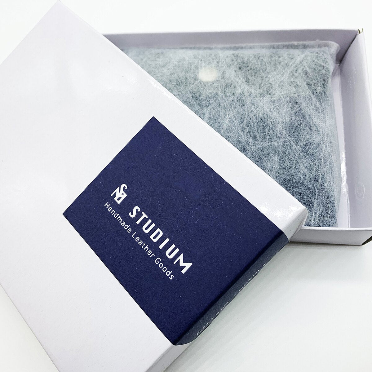 小さくても驚きの使い勝手と収納力!便利な見開きタテ持ち micro wallet / bleed(マイクロウォレット / ブリード)