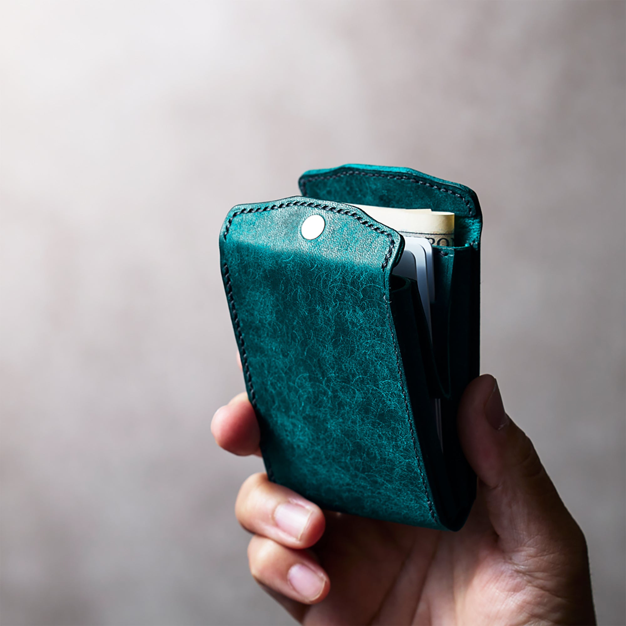 片手で瞬時に開き、カードが立つ!カードウォレット『スナップホルダー』