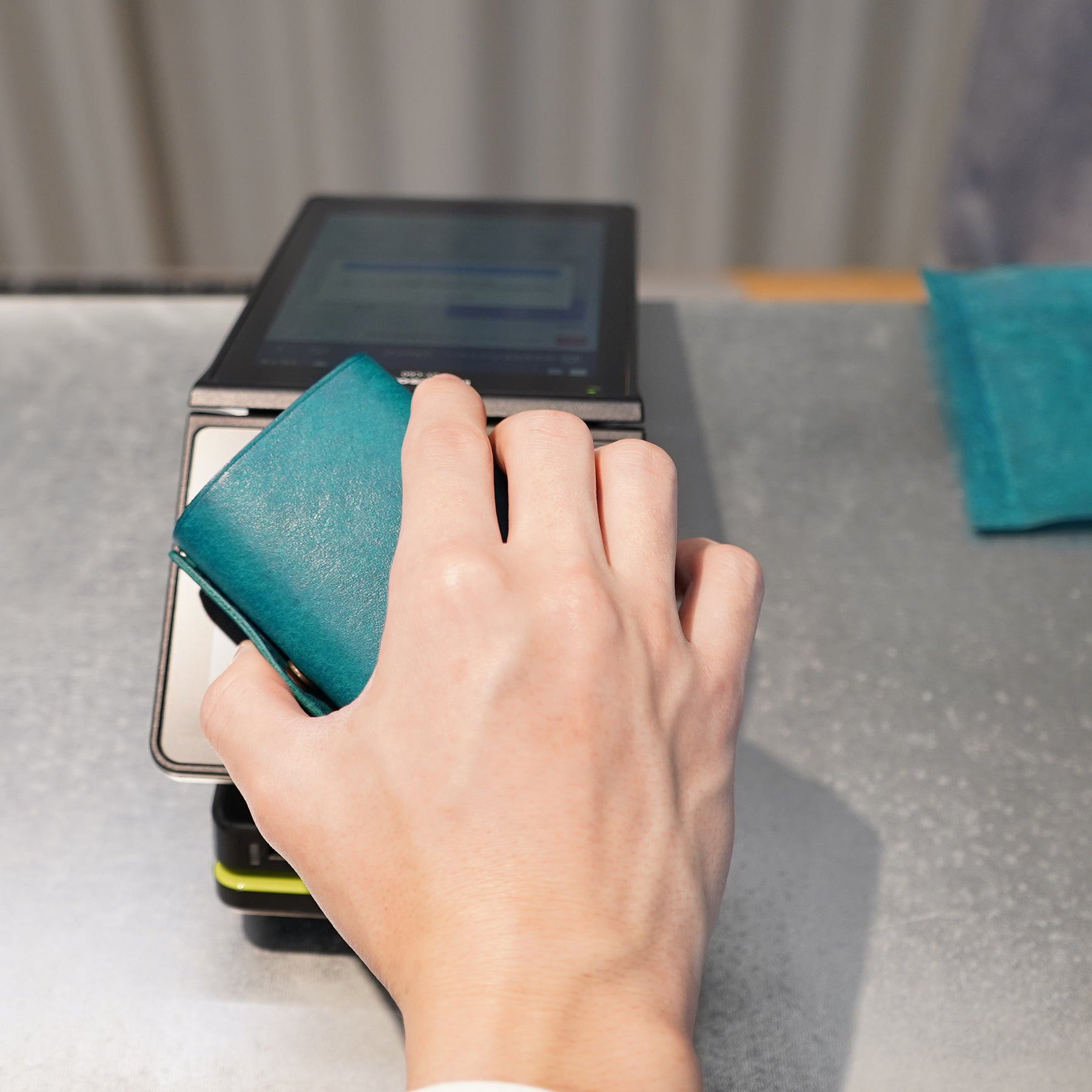 圧倒的な携行性!カードサイズの極小三つ折り財布『timik ティミック』