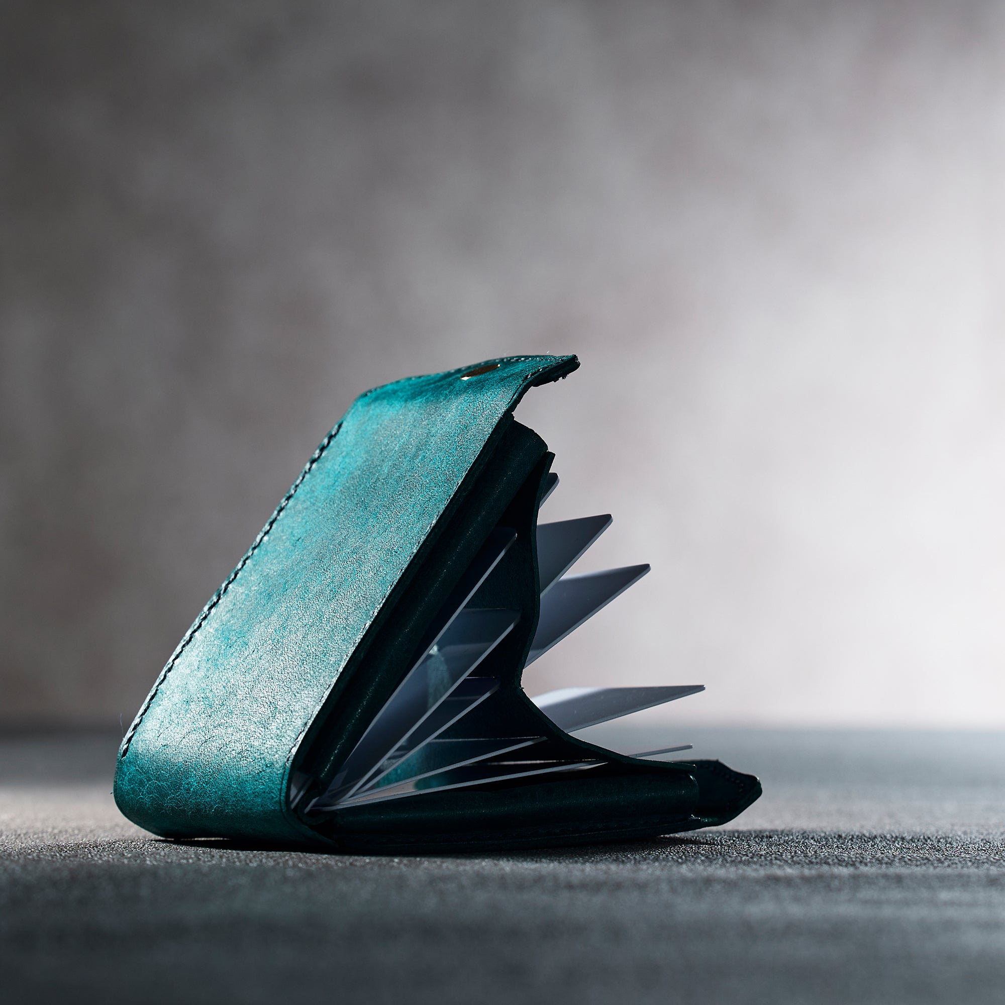 片手で瞬時に開き、カードが立つ!カードウォレット『スナップホルダー』