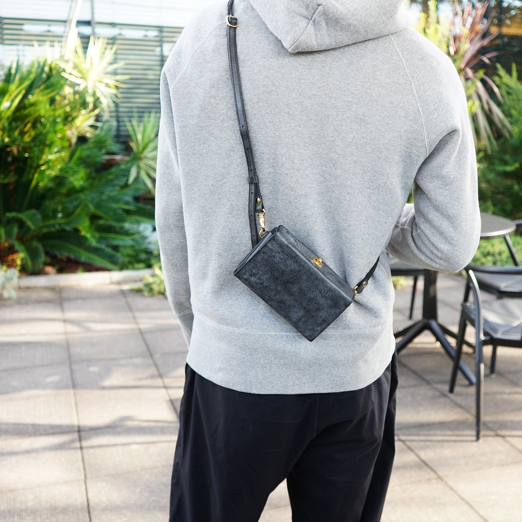 コンパクトにおでかけ!『1秒ショルダー®︎wallet』 秒でサクッと、片手だけでお支払い!スマホも入る!小さく速いお財布ショルダー