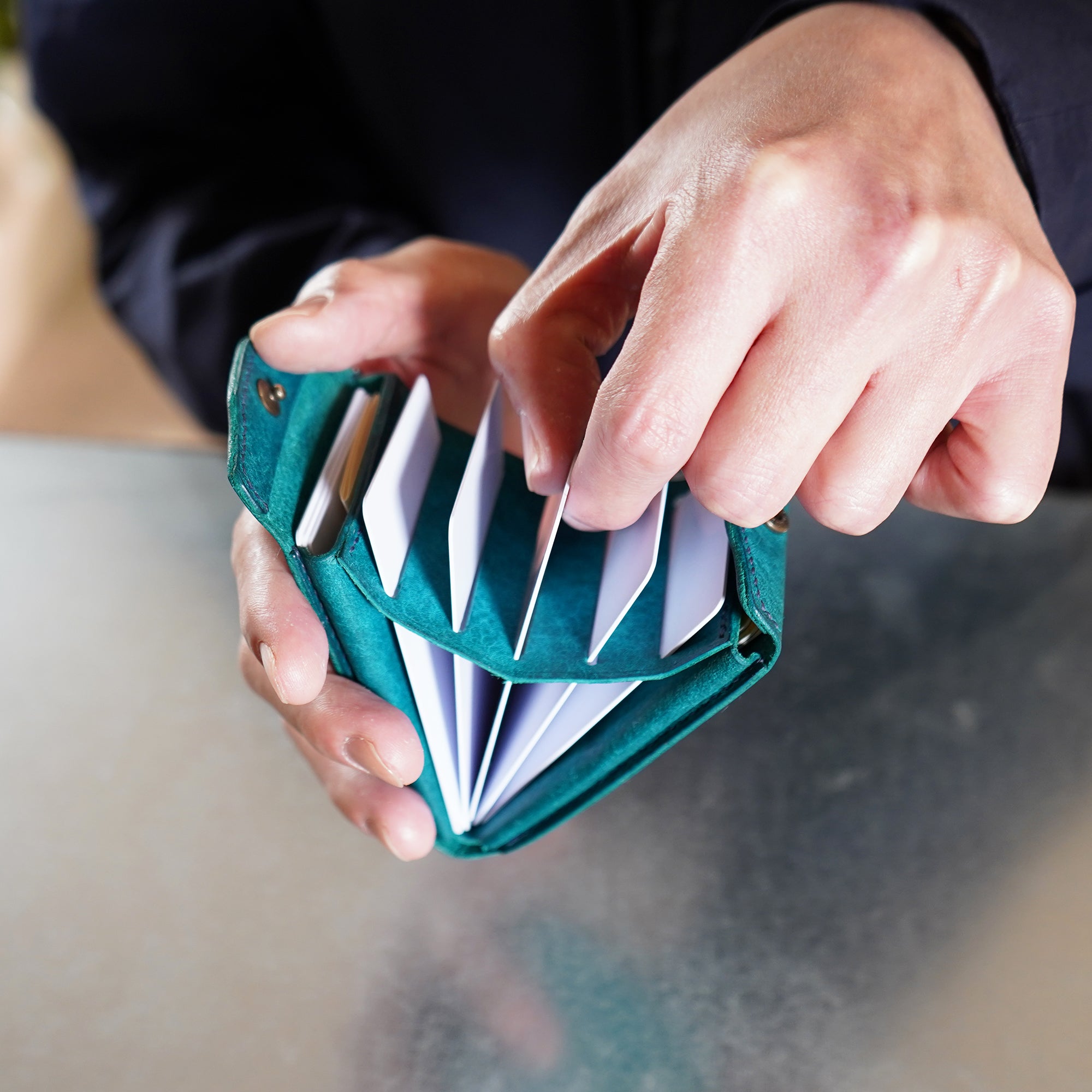 片手で瞬時に開き、カードが立つ!カードウォレット『スナップホルダー』