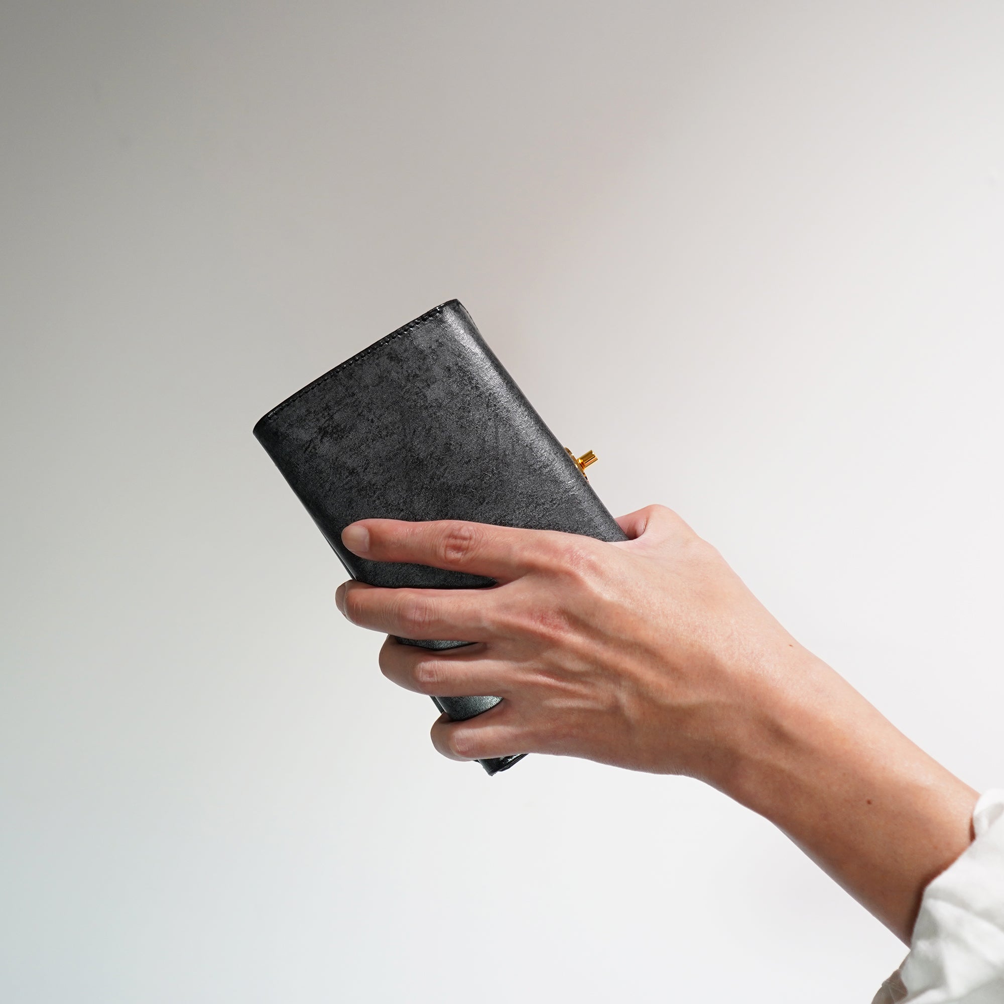 コンパクトにおでかけ!『1秒ショルダー®︎wallet』 秒でサクッと、片手だけでお支払い!スマホも入る!小さく速いお財布ショルダー