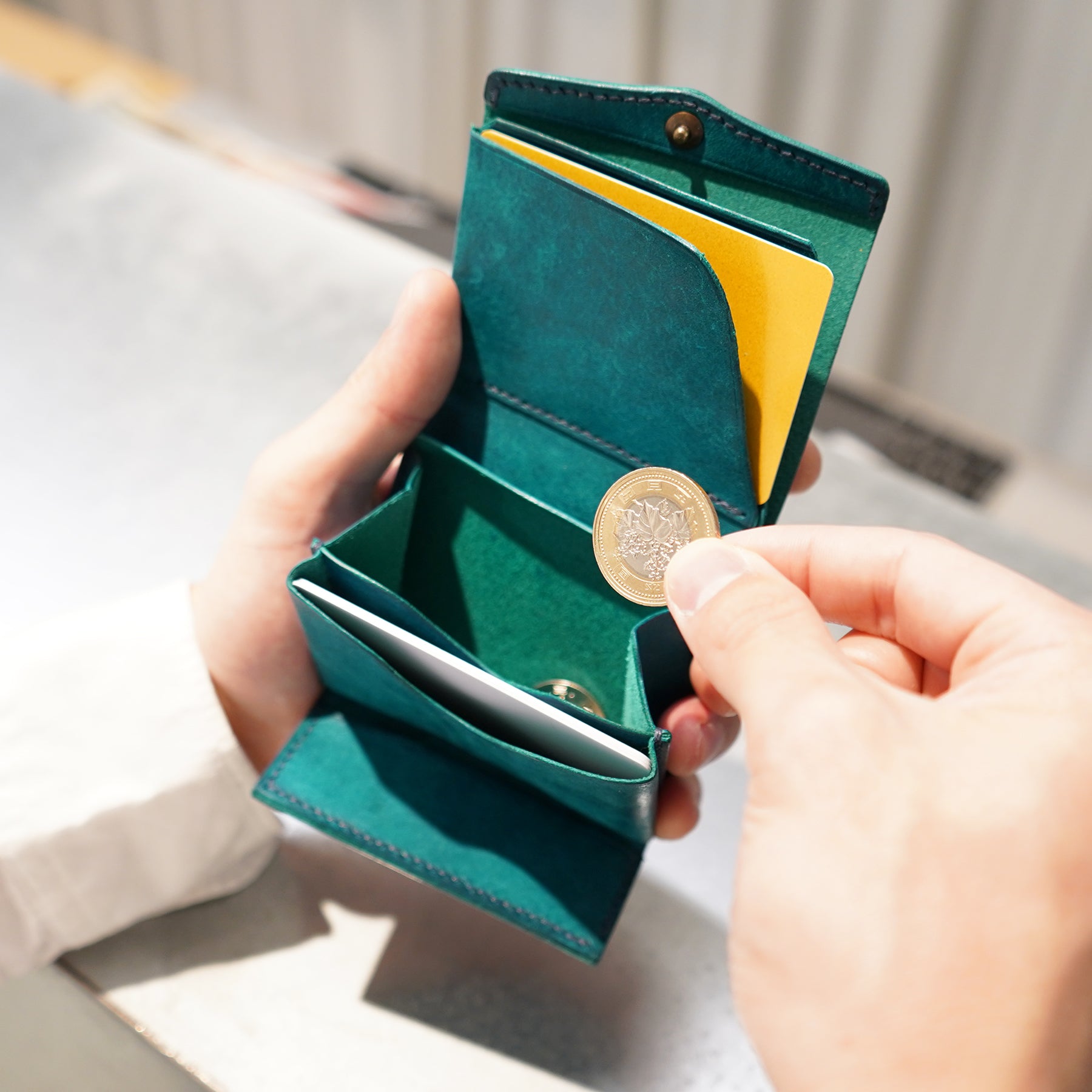 圧倒的な携行性!カードサイズの極小三つ折り財布『timik ティミック』