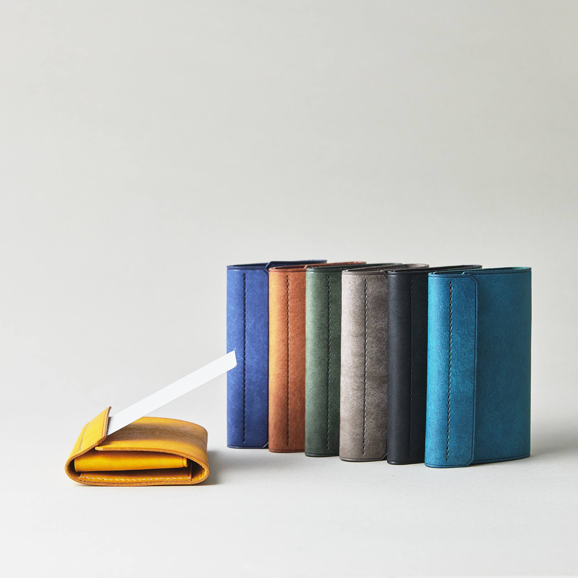 「名刺が立つ。次世代名刺入れ」L-stand Compact / graffi(エルスタンドコンパクト/グラフィー)