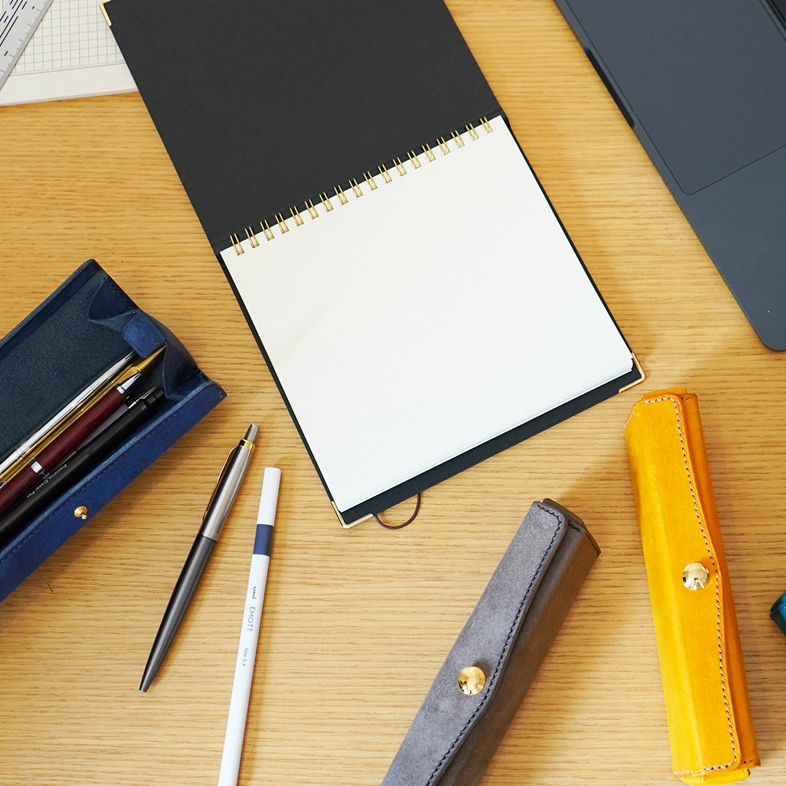 美と機能を極めた、至高のスリムペンケース。置いたまま、片手で簡単に瞬間開閉!『SKITTLE ペンケース』