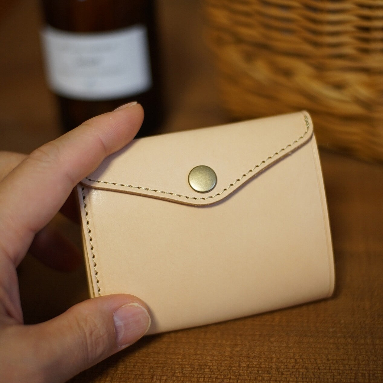 小さくても驚きの使い勝手と収納力!便利な見開きタテ持ち micro wallet / kinari(マイクロウォレット / キナリ)