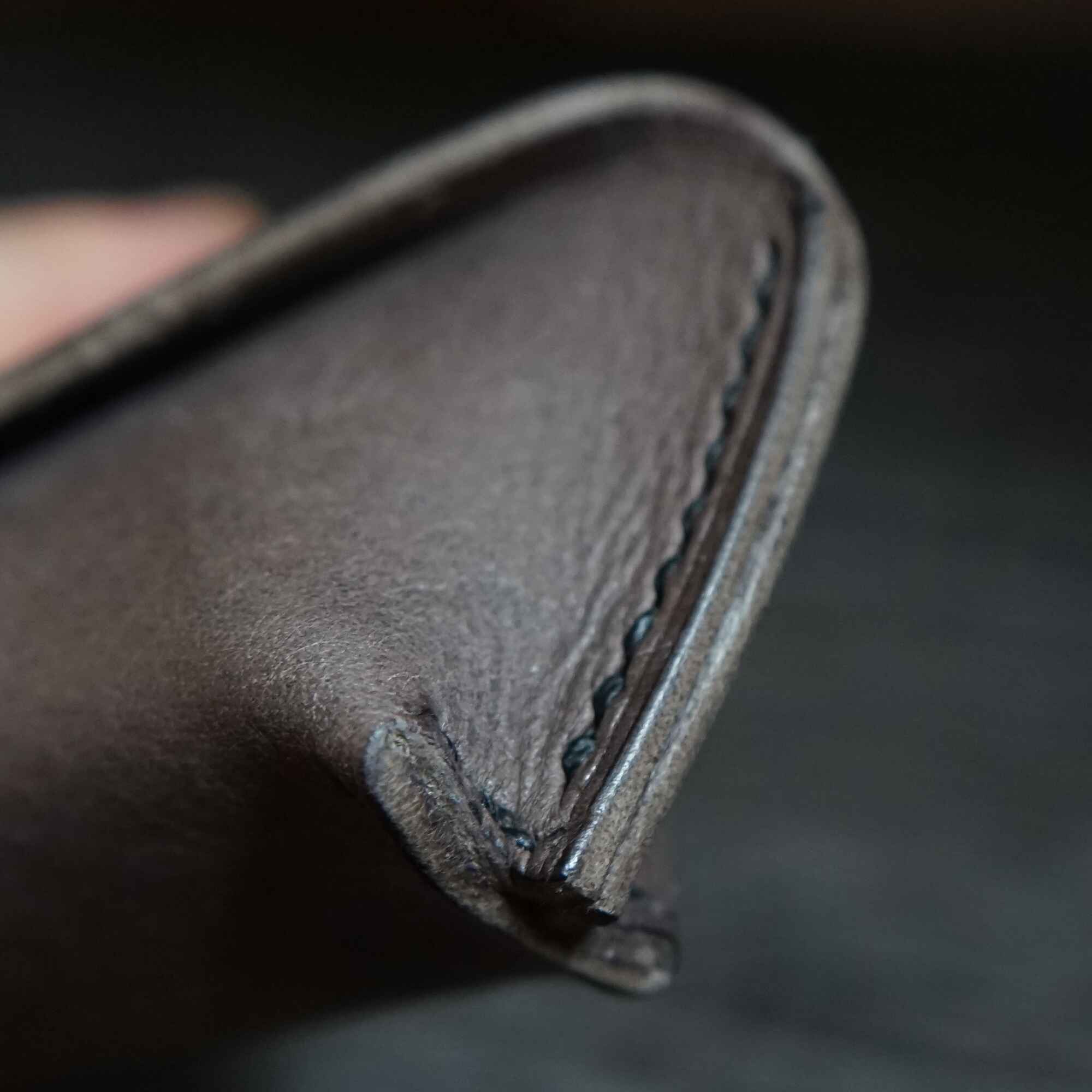 ペントレイのように使える tenui-手縫い イタリアンレザースリムペンケース ROLIA graffi(ローリア/ グラフィー)