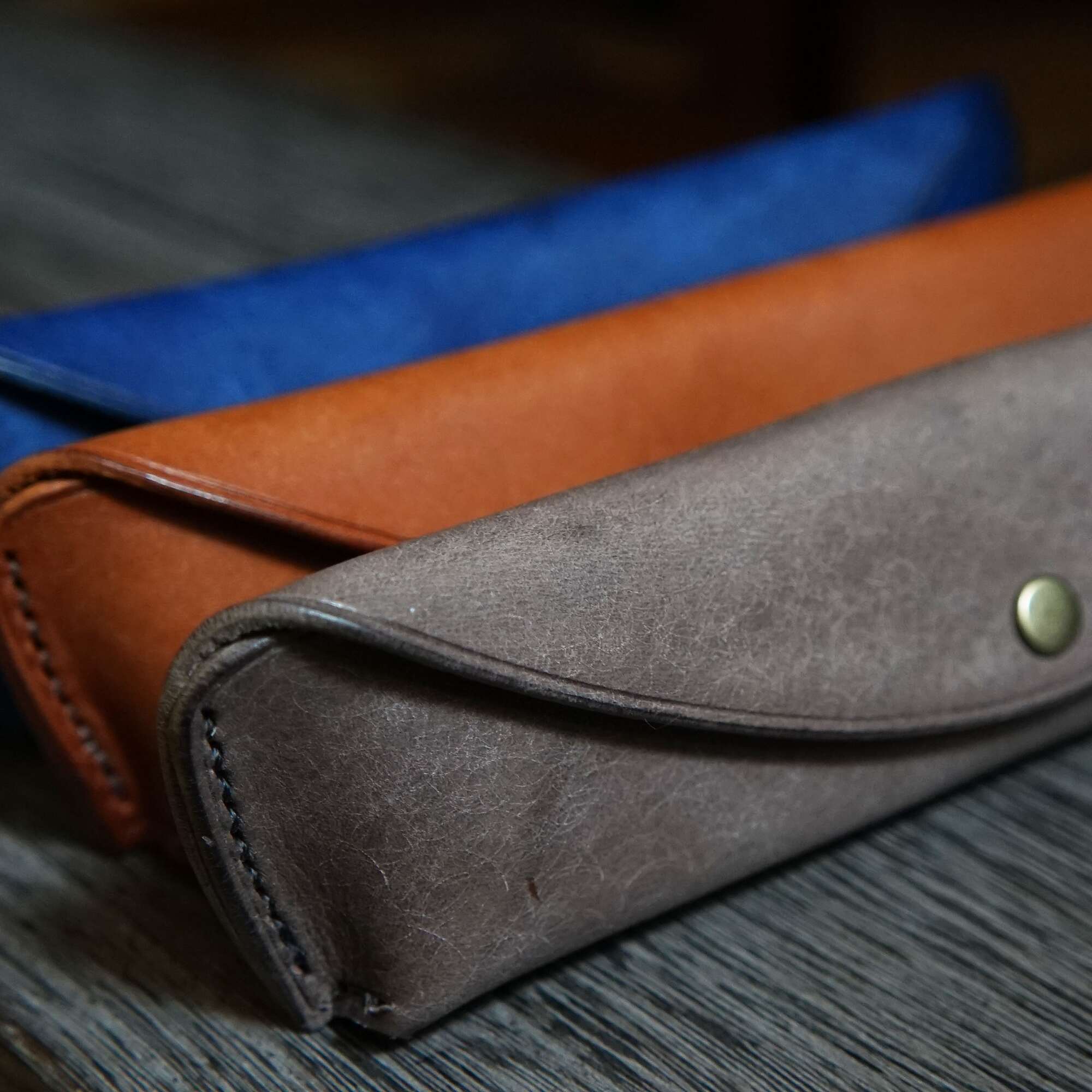 ペントレイのように使える tenui-手縫い イタリアンレザースリムペンケース ROLIA graffi(ローリア/ グラフィー)