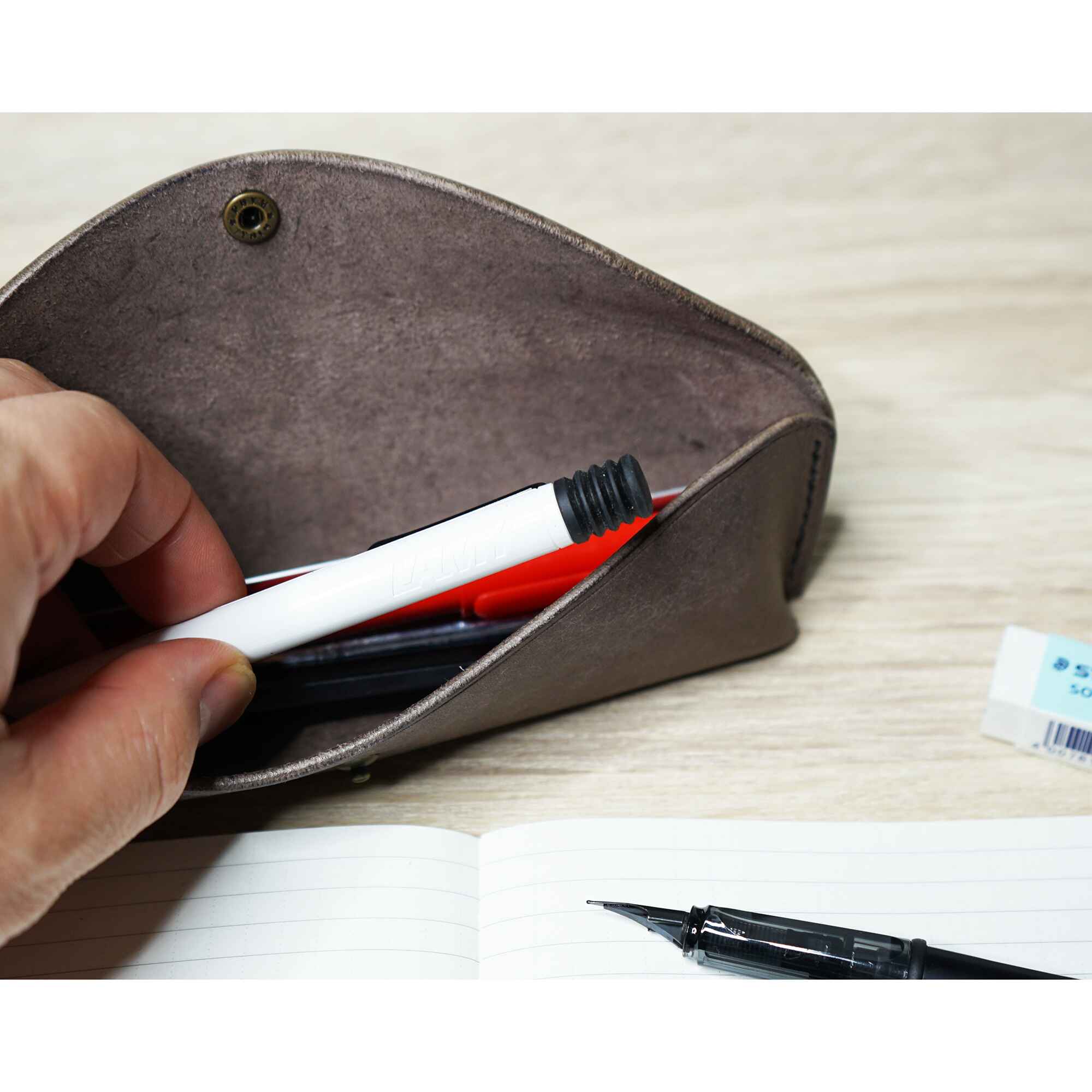 ペントレイのように使える tenui-手縫い イタリアンレザースリムペンケース ROLIA graffi(ローリア/ グラフィー)