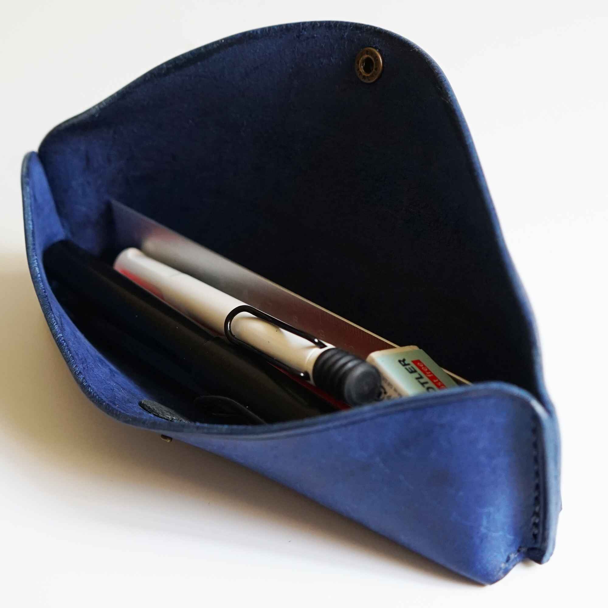 ペントレイのように使える tenui-手縫い イタリアンレザースリムペンケース ROLIA graffi(ローリア/ グラフィー)