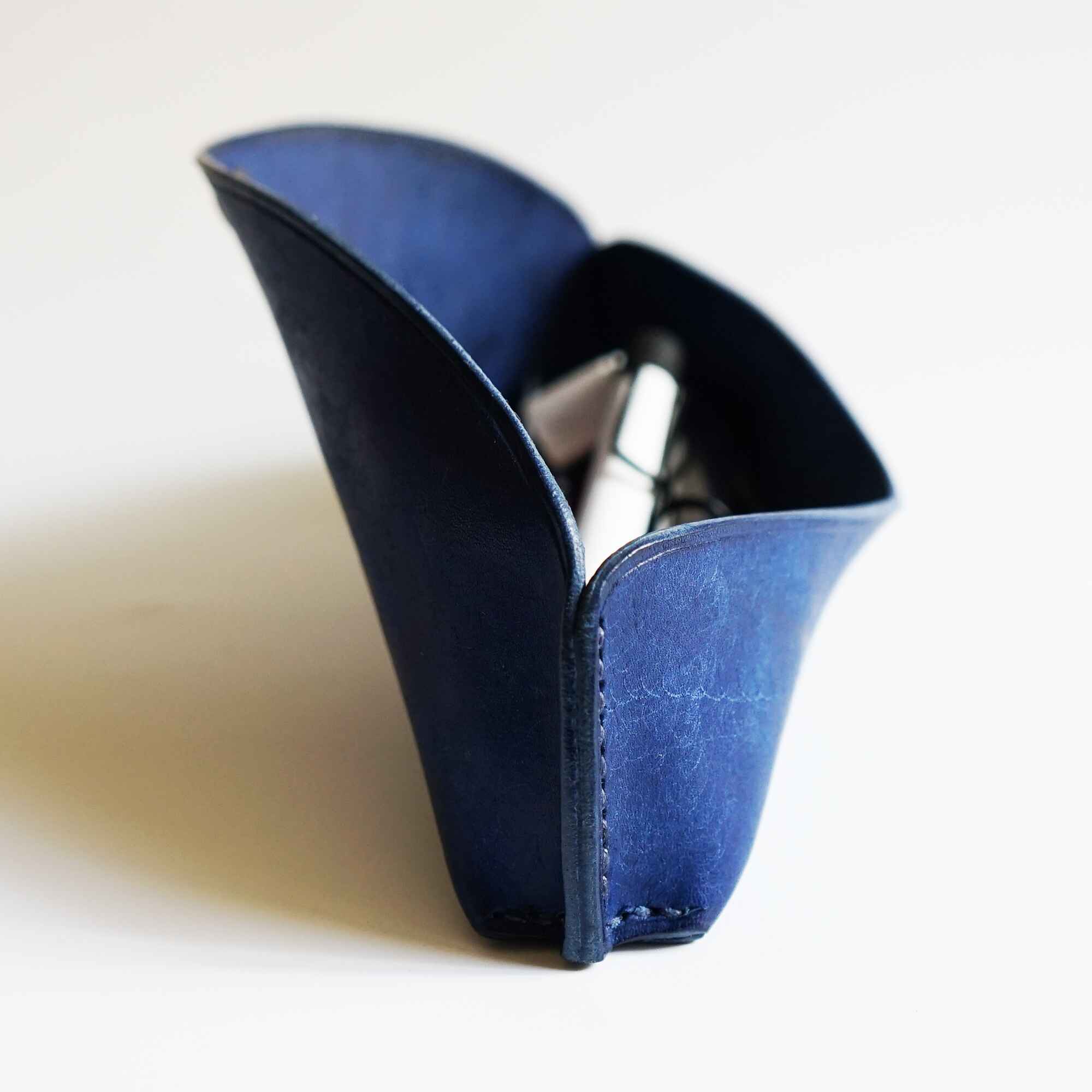 ペントレイのように使える tenui-手縫い イタリアンレザースリムペンケース ROLIA graffi(ローリア/ グラフィー)