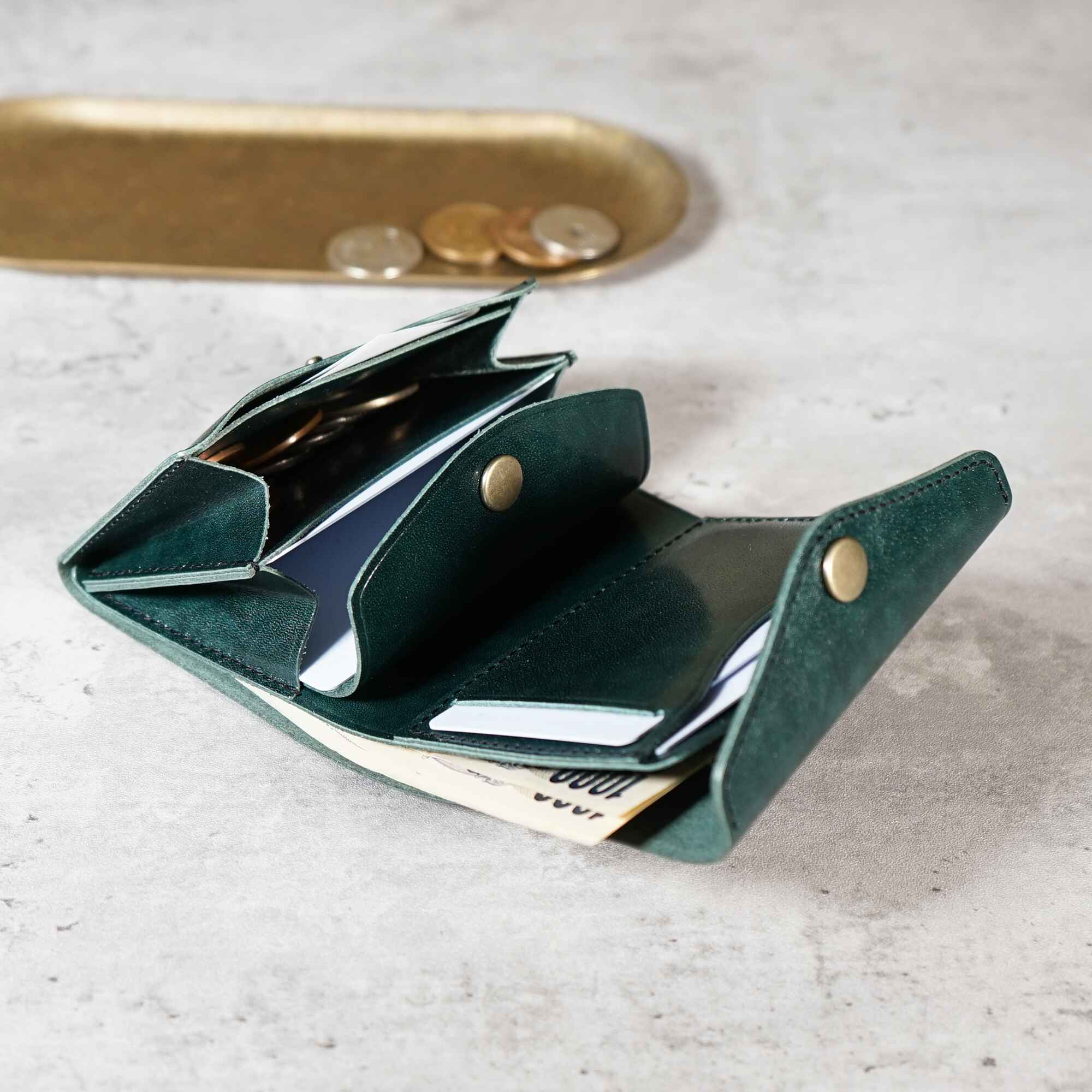 小さくても驚きの使い勝手と収納力!便利な見開きタテ持ち micro wallet / bleed(マイクロウォレット / ブリード)