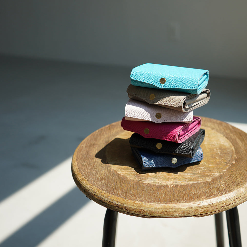 極小サイズで軽やかに!カードサイズの極小軽量三つ折り財布『timik airyティミックエアリー』