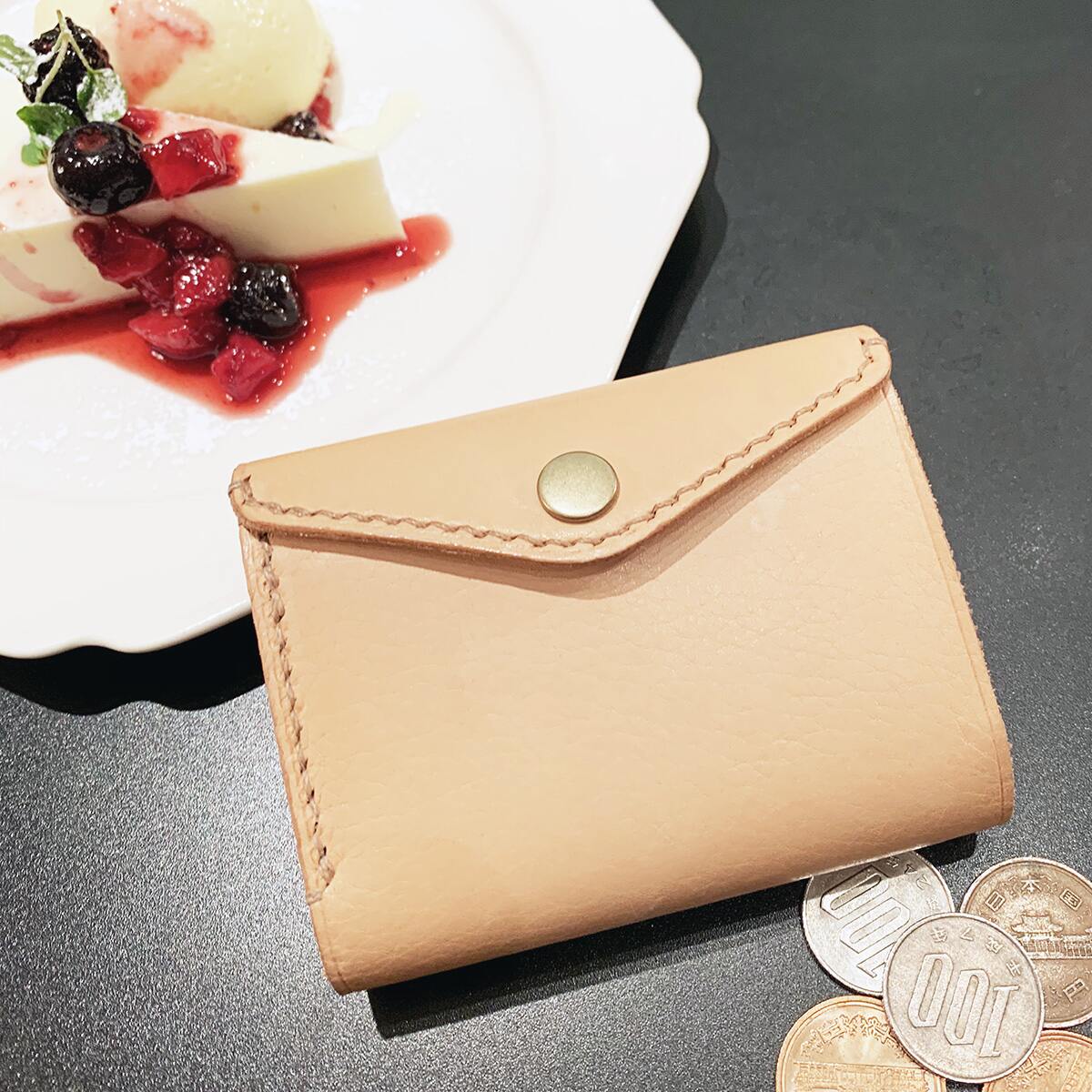 小さくても驚きの使い勝手と収納力!便利な見開きタテ持ち micro wallet / kinari(マイクロウォレット / キナリ)