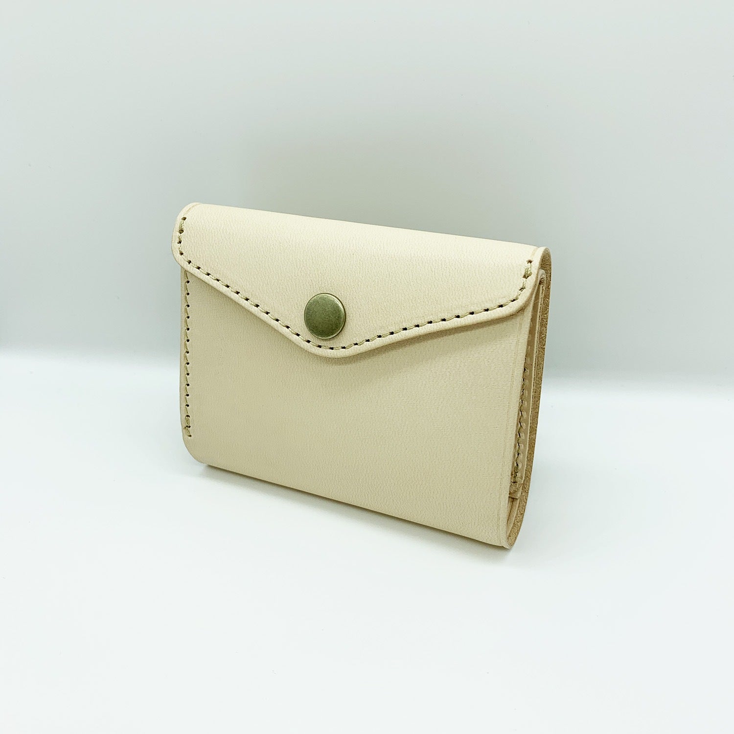 小さくても驚きの使い勝手と収納力!便利な見開きタテ持ち micro wallet / kinari(マイクロウォレット / キナリ)