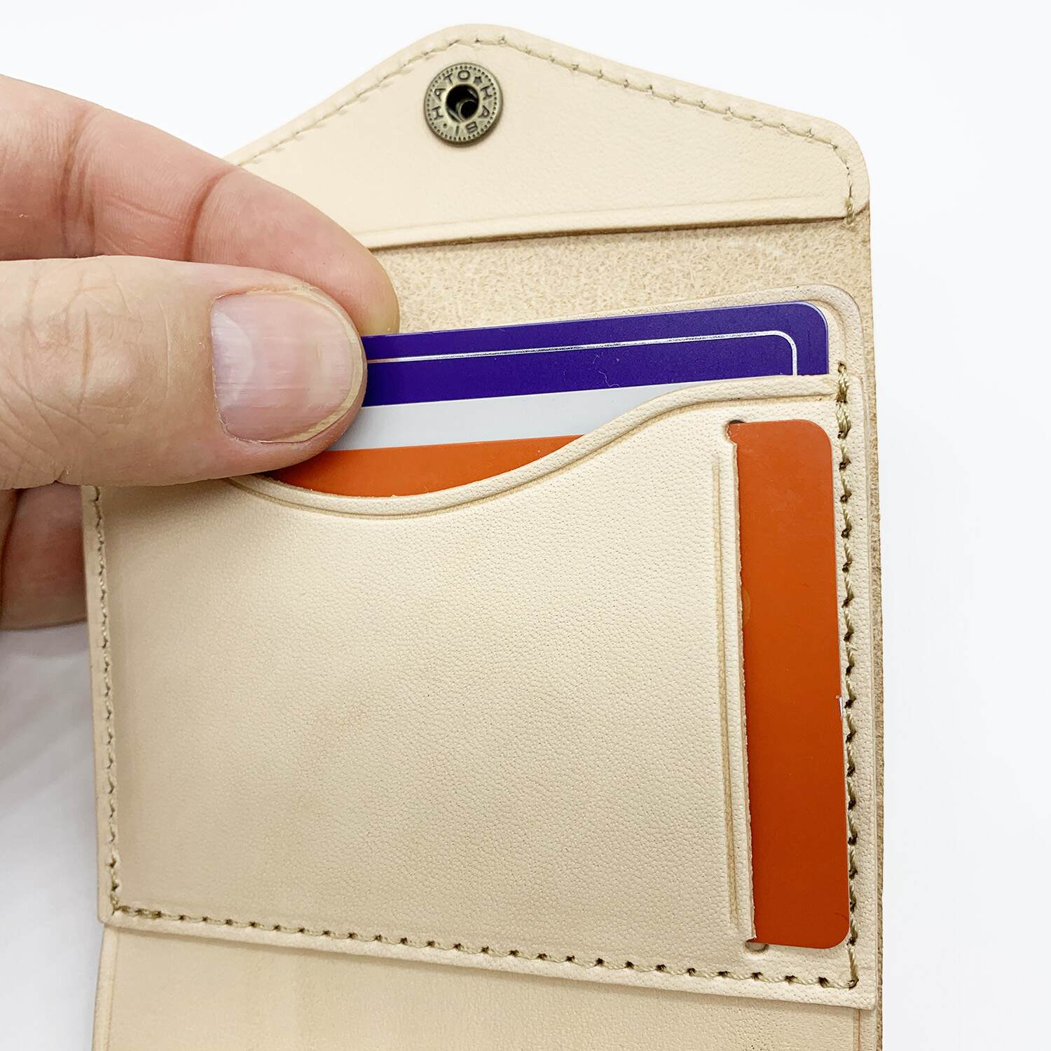 小さくても驚きの使い勝手と収納力!便利な見開きタテ持ち micro wallet / kinari(マイクロウォレット / キナリ)