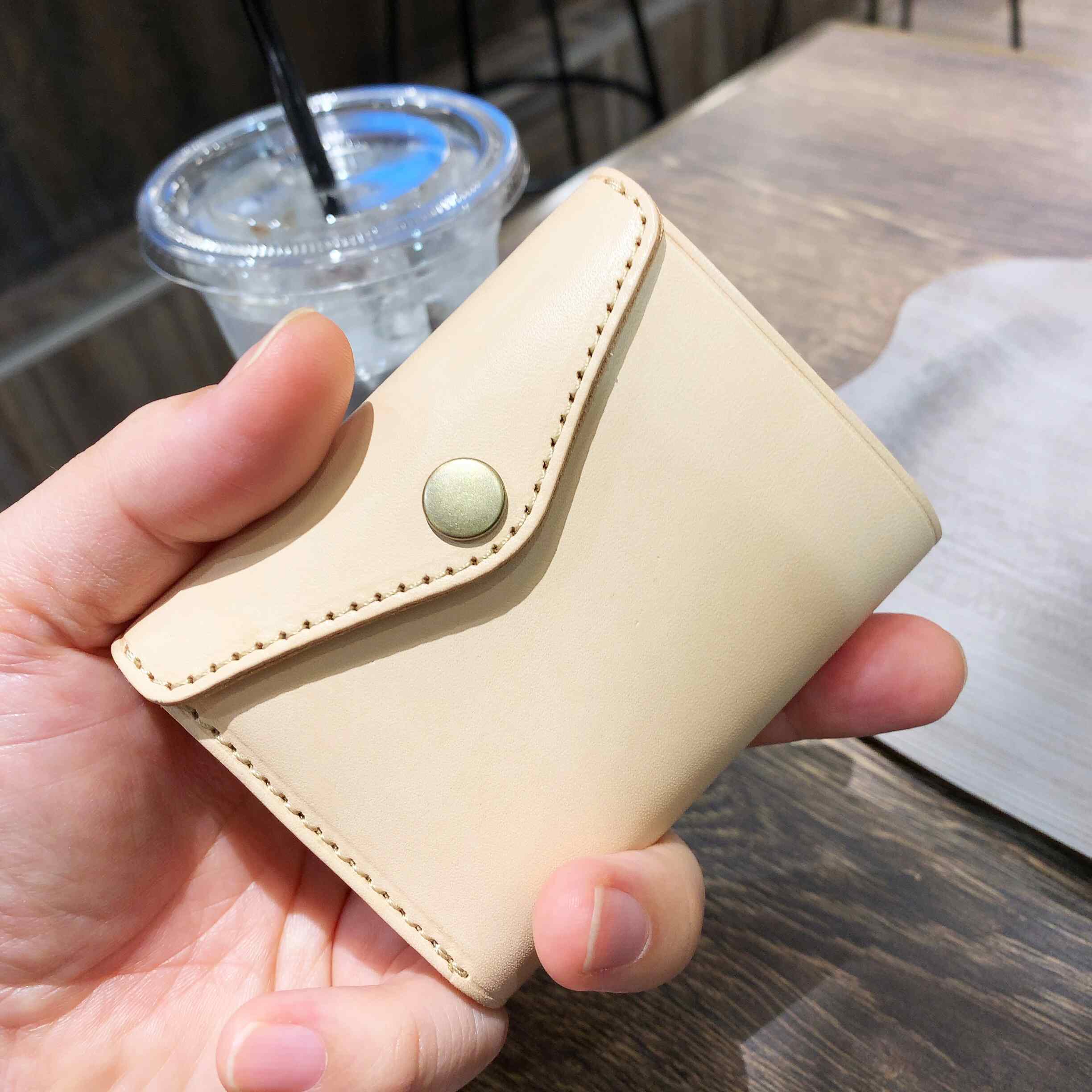 小さくても驚きの使い勝手と収納力!便利な見開きタテ持ち micro wallet / kinari(マイクロウォレット / キナリ)