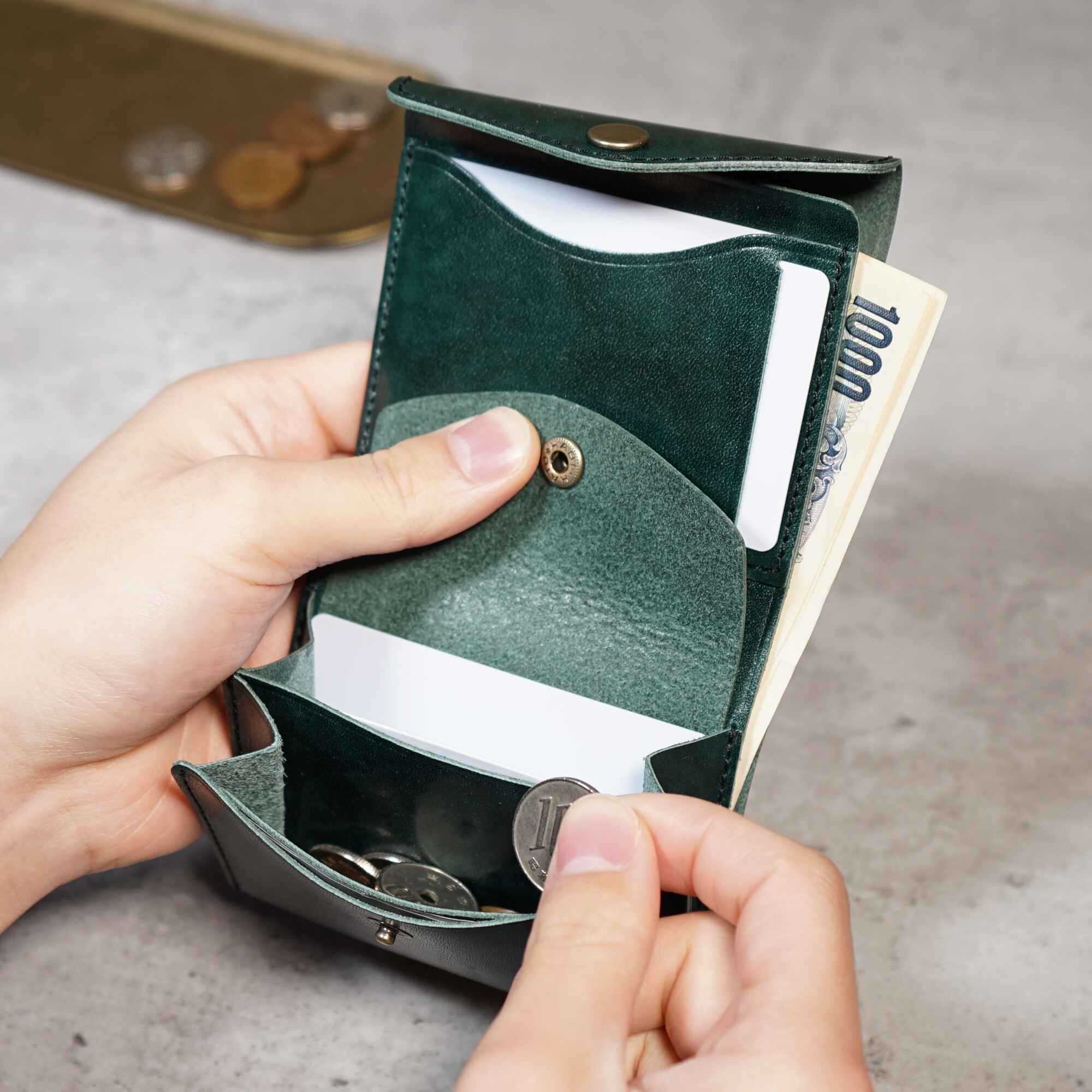 小さくても驚きの使い勝手と収納力!便利な見開きタテ持ち micro wallet / bleed(マイクロウォレット / ブリード)