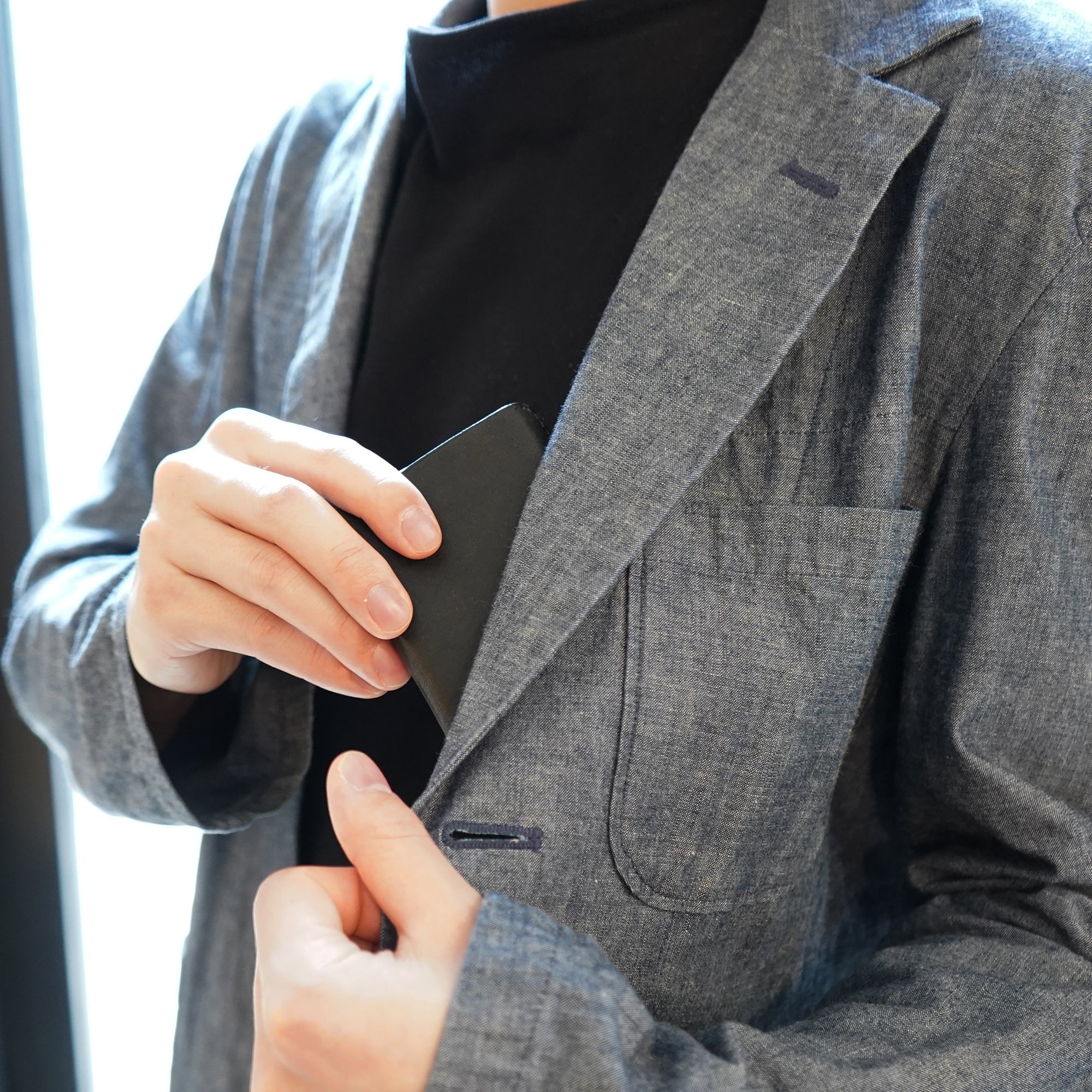 圧倒的な携行性!カードサイズの極小三つ折り財布『timik ティミック』