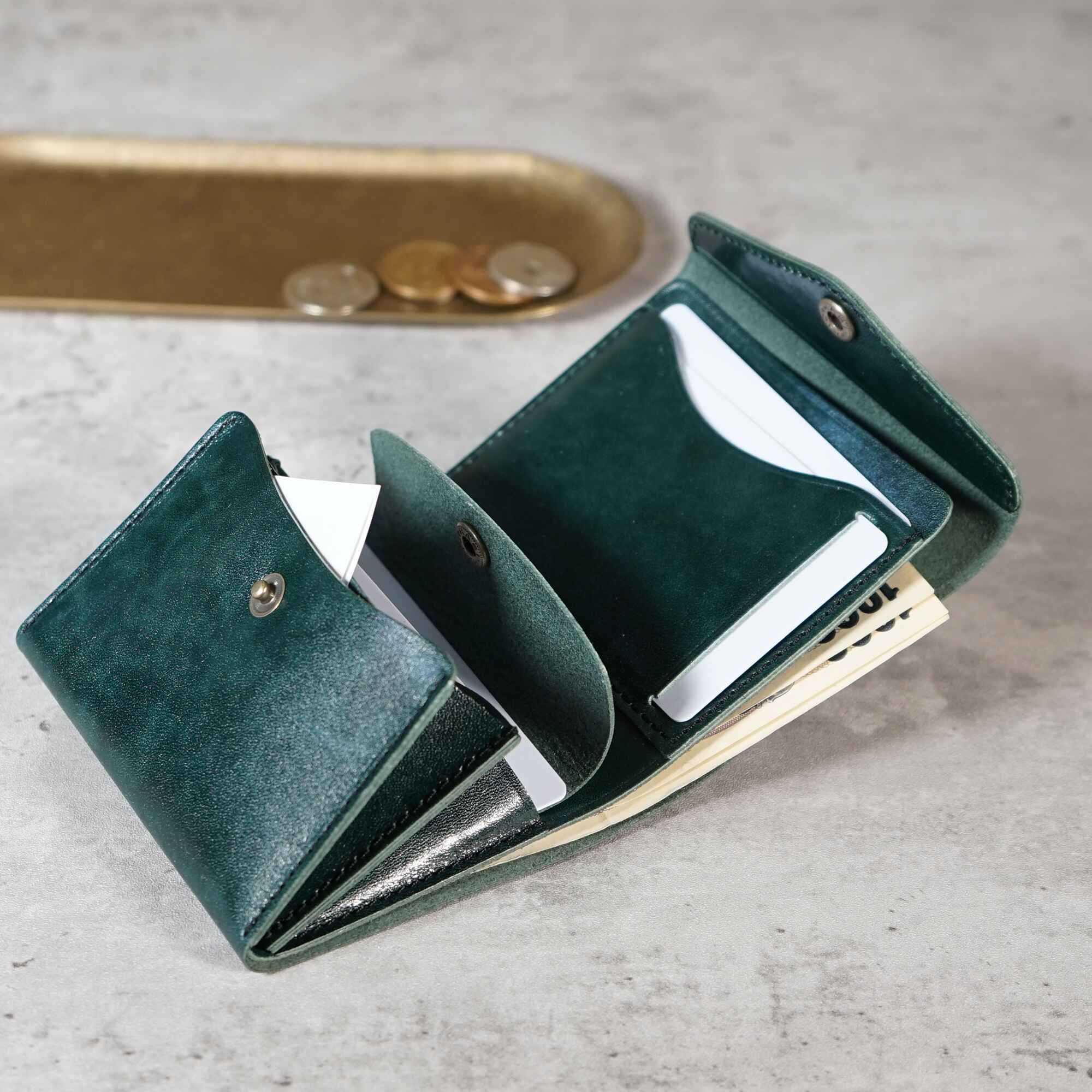 小さくても驚きの使い勝手と収納力!便利な見開きタテ持ち micro wallet / bleed(マイクロウォレット / ブリード)