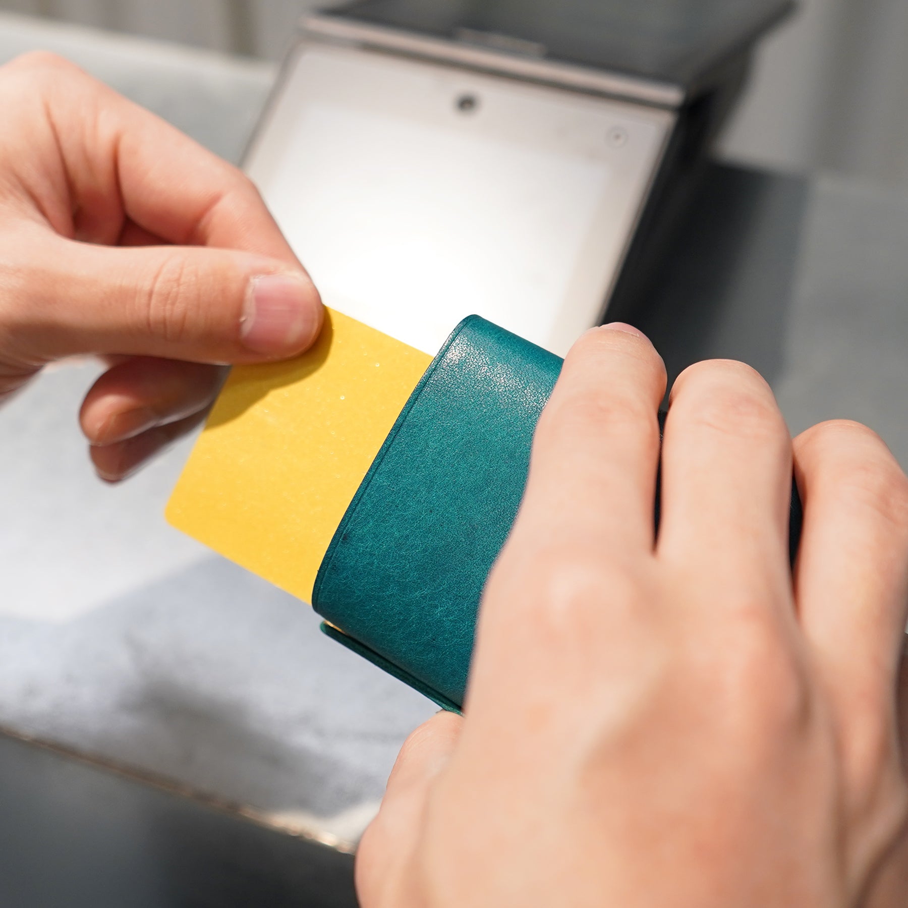 圧倒的な携行性!カードサイズの極小三つ折り財布『timik ティミック』