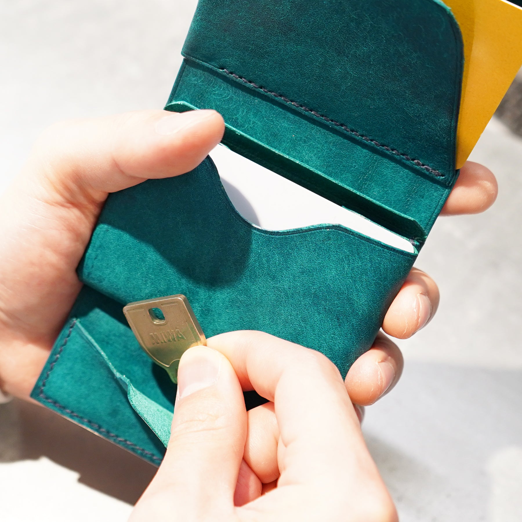圧倒的な携行性!カードサイズの極小三つ折り財布『timik ティミック』