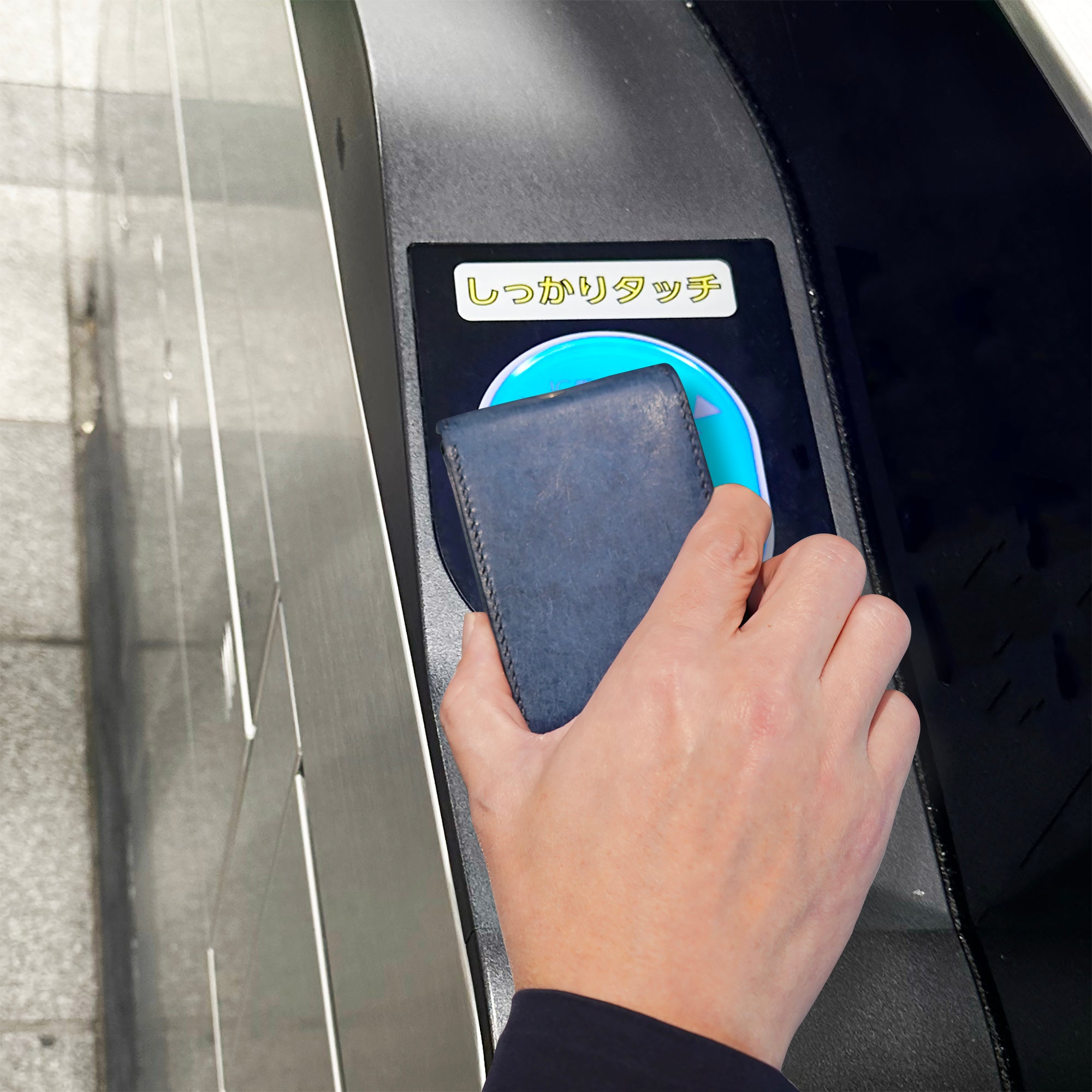 片手で瞬時に開き、カードが立つ!カードウォレット『スナップホルダー』