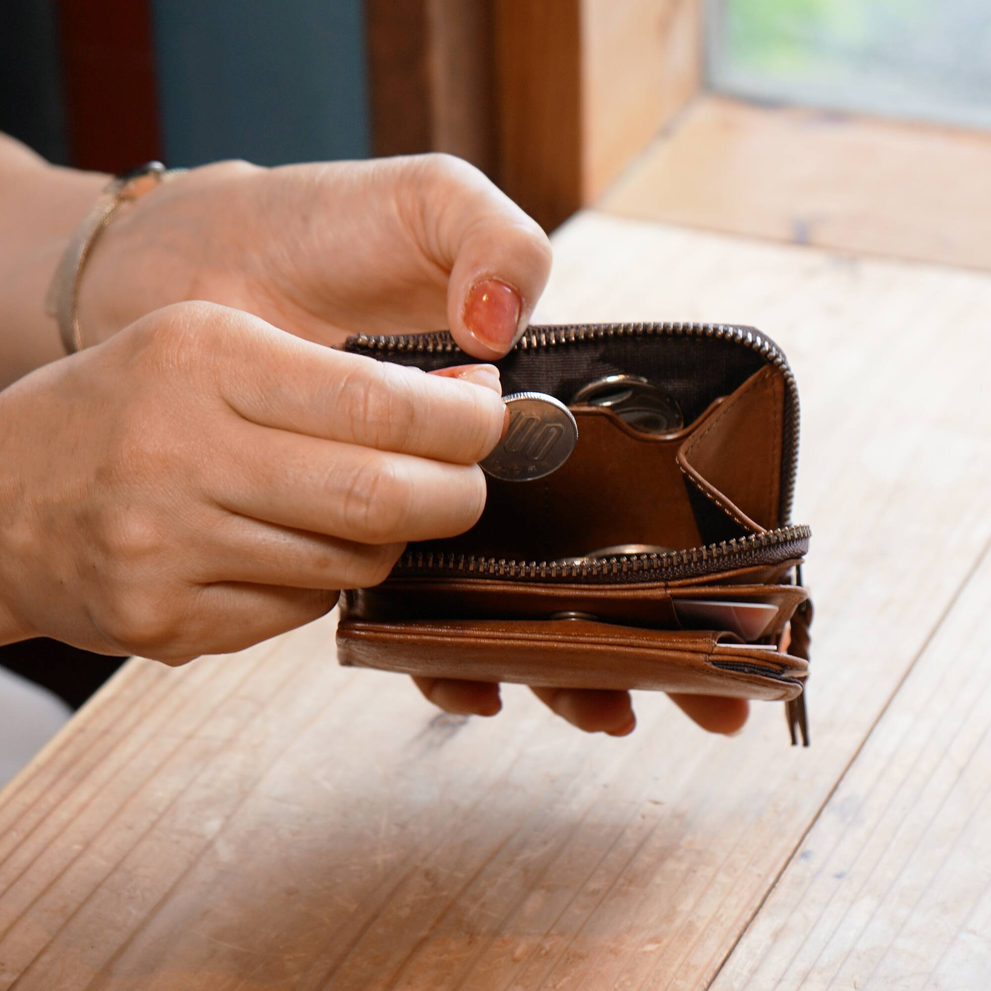 クイックなお支払いを追求した、オールインワン コンパクトLファスナー2つ折り財布 micro wallet LF /graffi(マイクロウォレットLF / グラフィー)