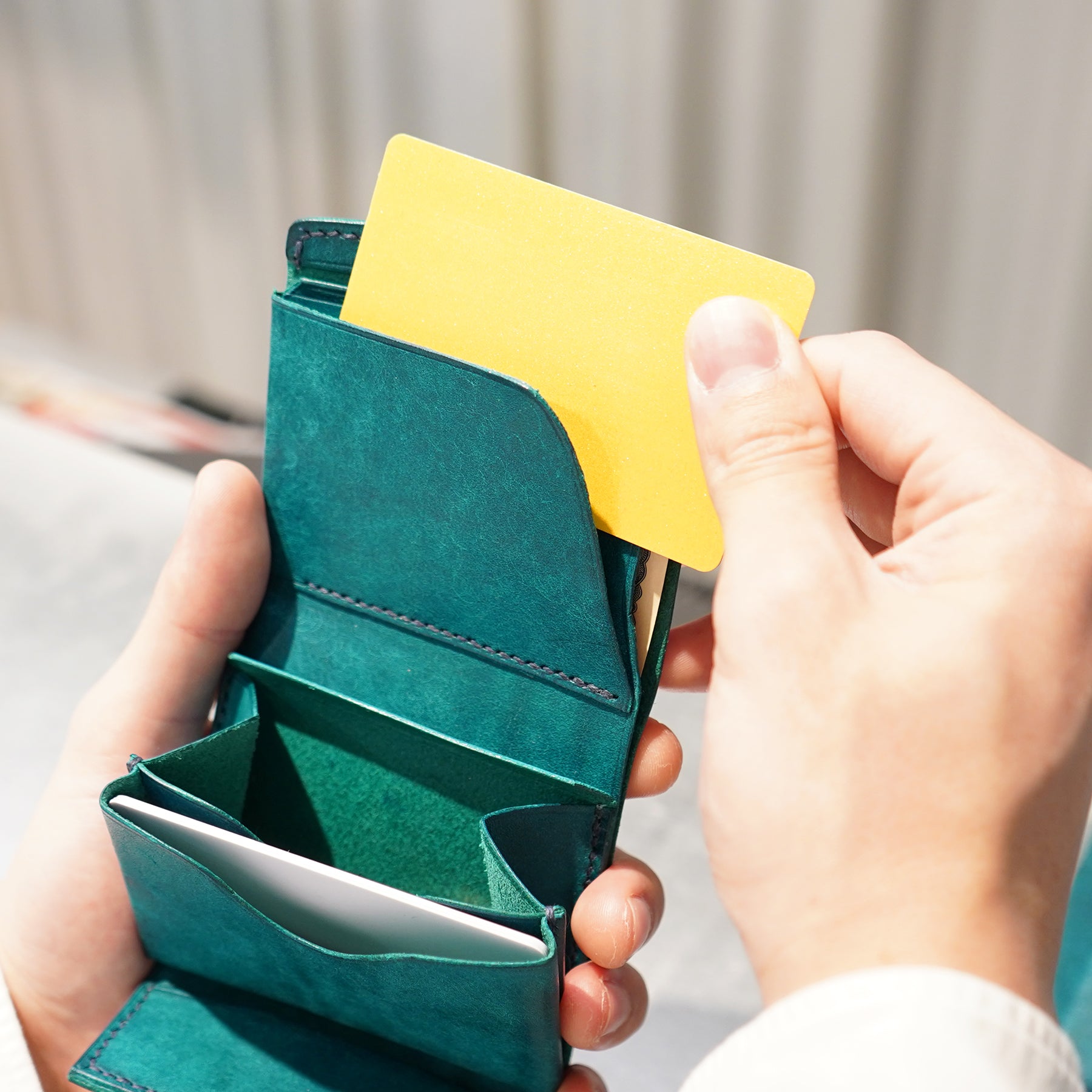 圧倒的な携行性!カードサイズの極小三つ折り財布『timik ティミック』