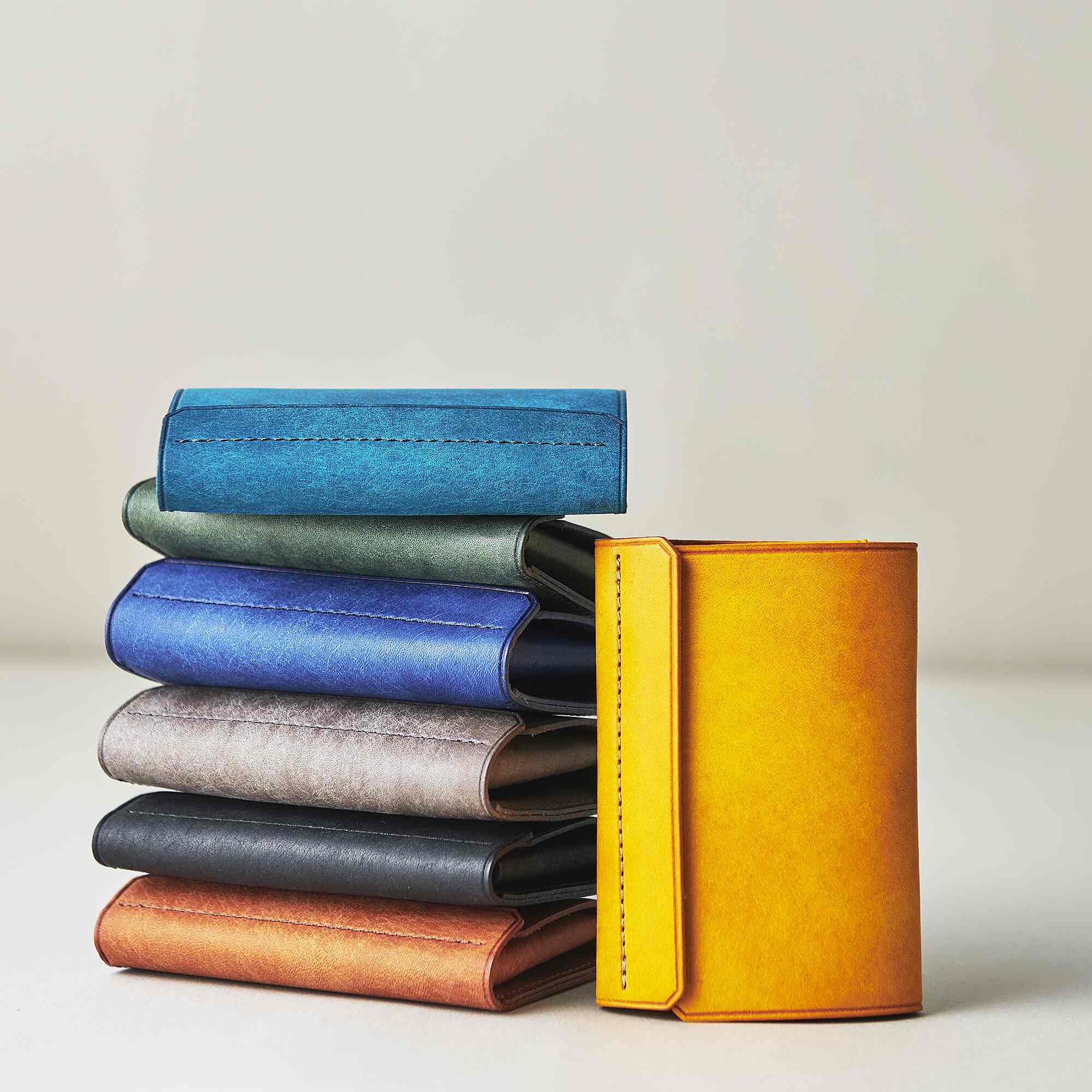 「名刺が立つ。次世代名刺入れ」L-stand Compact / graffi(エルスタンドコンパクト/グラフィー)