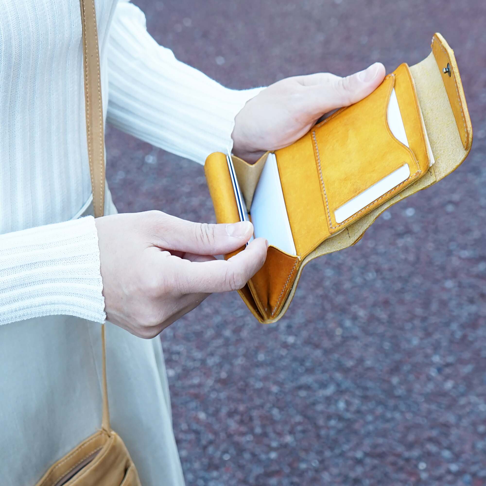 一瞬で開いて カードがスッと出しやすい micro wallet IC / graffi(マイクロウォレットIC / グラフィー)