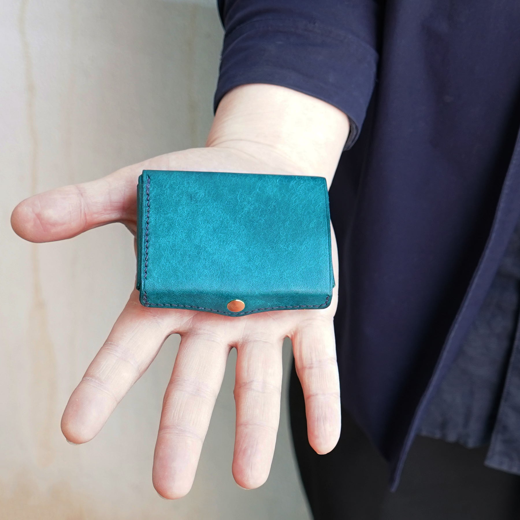 圧倒的な携行性!カードサイズの極小三つ折り財布『timik ティミック』