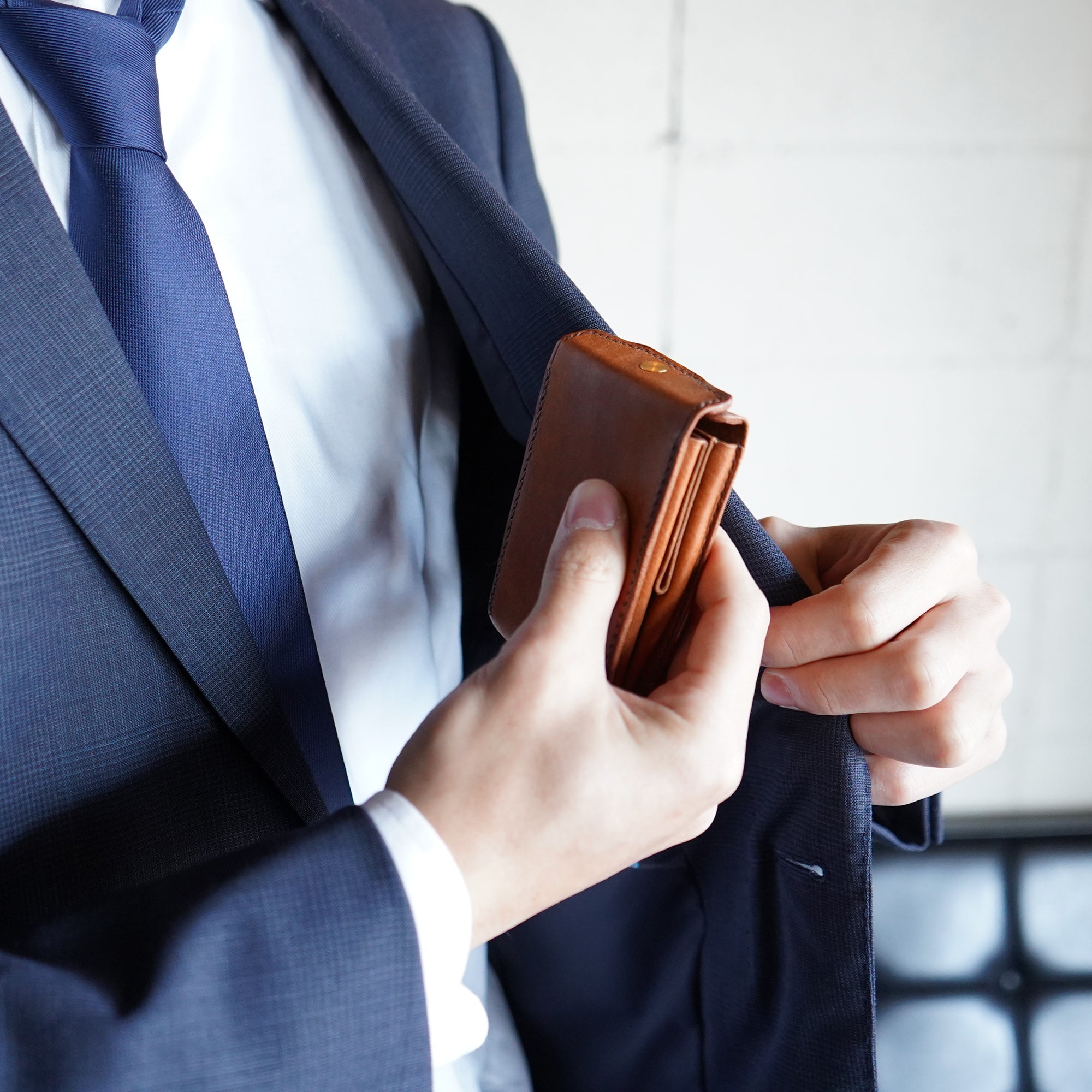 片手で瞬時に開き、カードが立つ!カードウォレット『スナップホルダー』