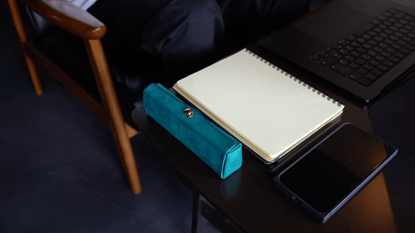 美と機能を極めた、至高のスリムペンケース。置いたまま、片手で簡単に瞬間開閉!『SKITTLE ペンケース』