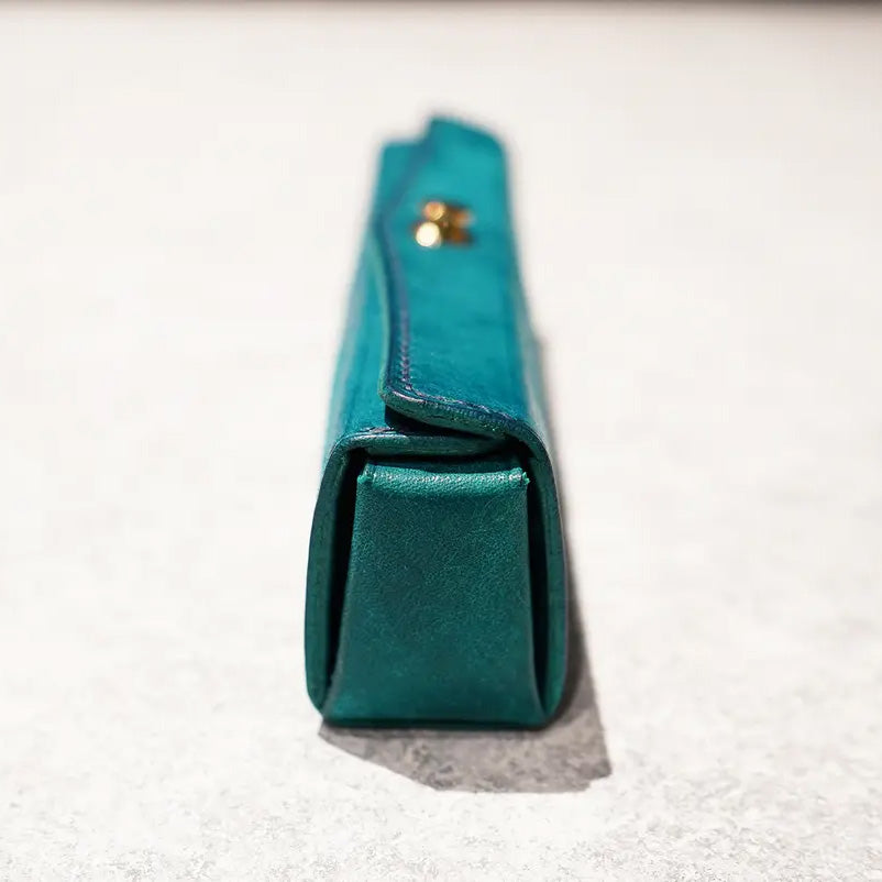 美と機能を極めた、至高のスリムペンケース。置いたまま、片手で簡単に瞬間開閉!『SKITTLE ペンケース』