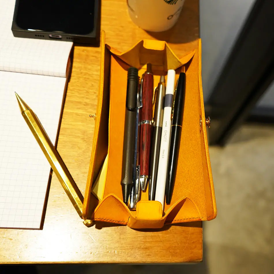 美と機能を極めた、至高のスリムペンケース。置いたまま、片手で簡単に瞬間開閉!『SKITTLE ペンケース』