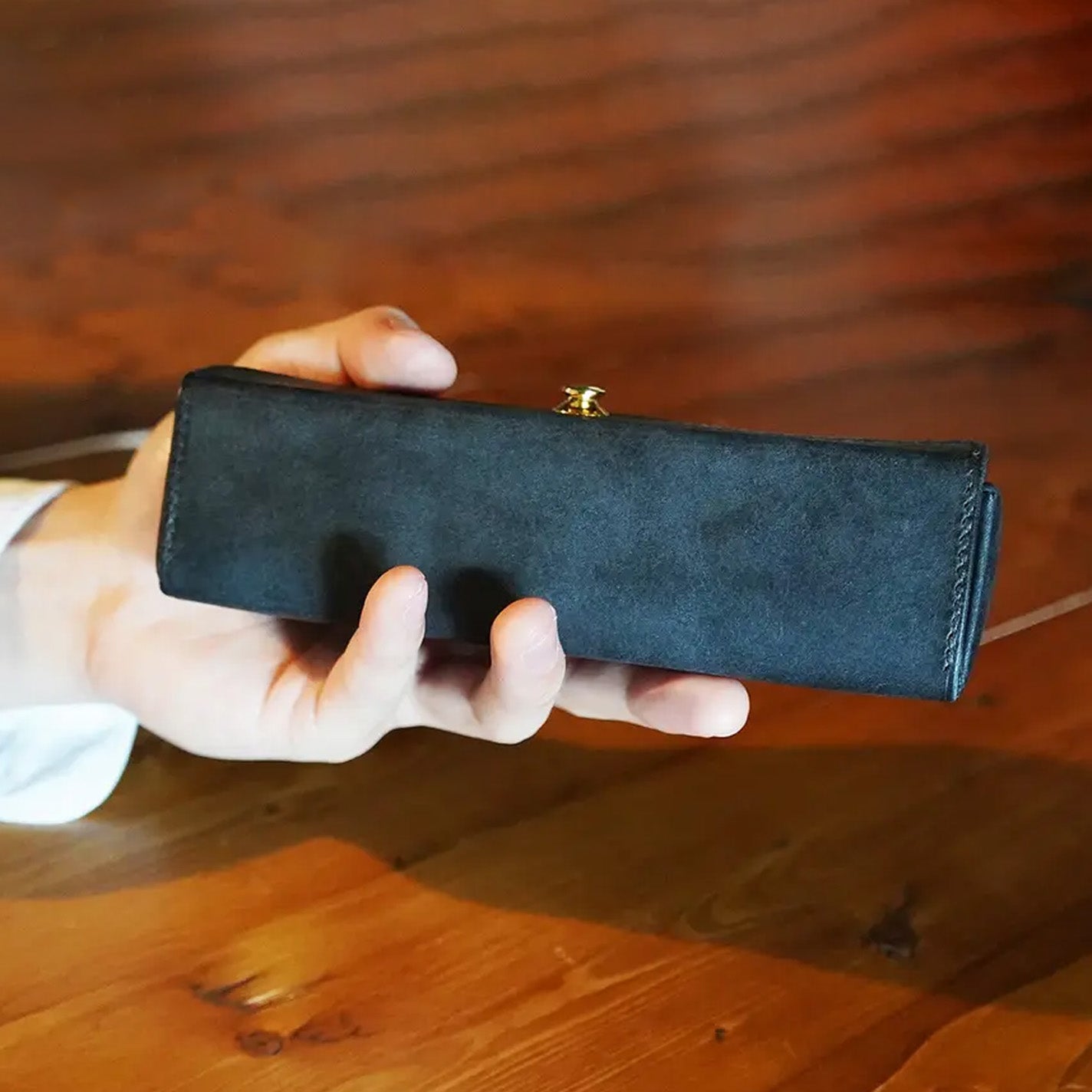 美と機能を極めた、至高のスリムペンケース。置いたまま、片手で簡単に瞬間開閉!『SKITTLE ペンケース』