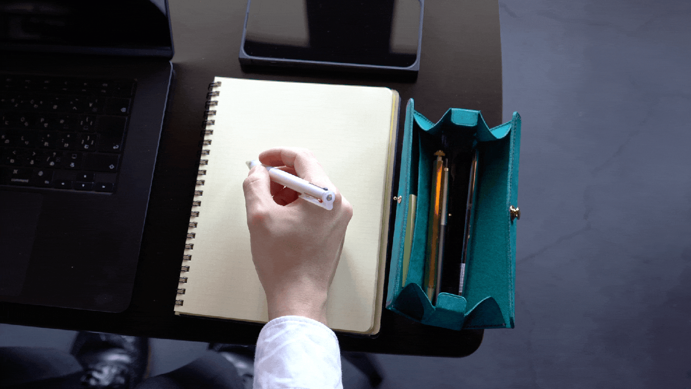 美と機能を極めた、至高のスリムペンケース。置いたまま、片手で簡単に瞬間開閉!『SKITTLE ペンケース』