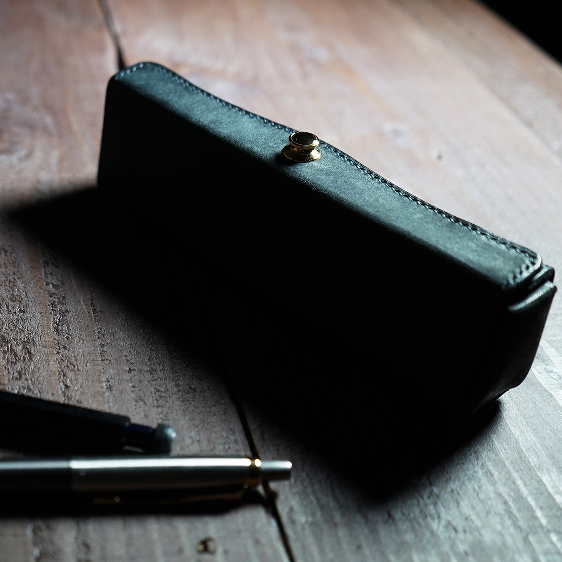 美と機能を極めた、至高のスリムペンケース。置いたまま、片手で簡単に瞬間開閉！『SKITTLE ペンケース』